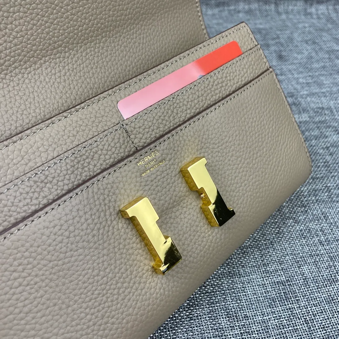 Hermes Constance p330💰 Hermes model: 9852 gold belt togo leather size: 22*11cm 🇫🇷Overseas🇫🇷Imported Togo cowhide, with original OEM code inside, soft and comfortable to the touch. The original replica is matched with silver hardware, exquisite and elegant, and the oil edge is straight and smooth🎈There are two large note slots, a zipper pocket, and 12 card slots🚚The shoulder strap is adjustable