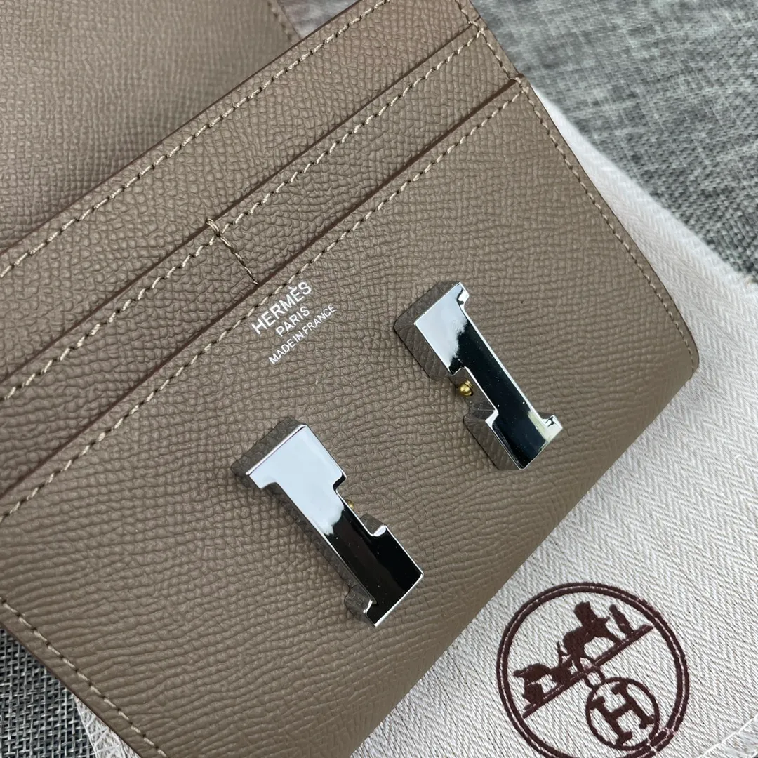 Hermes Constance p250💰 Model: 537 Palm pattern silver buckle Size: 13*11.8cm. Hermes🇫🇷Overseas🇫🇷Imported palm pattern cowhide, soft and comfortable to the touch. The original replica is matched with silver hardware, exquisite and elegant, and has the original OEM code inside. The oil edges are straight and smooth🎈There are two cash slots, a zipper pocket, and 3 card slots🚚