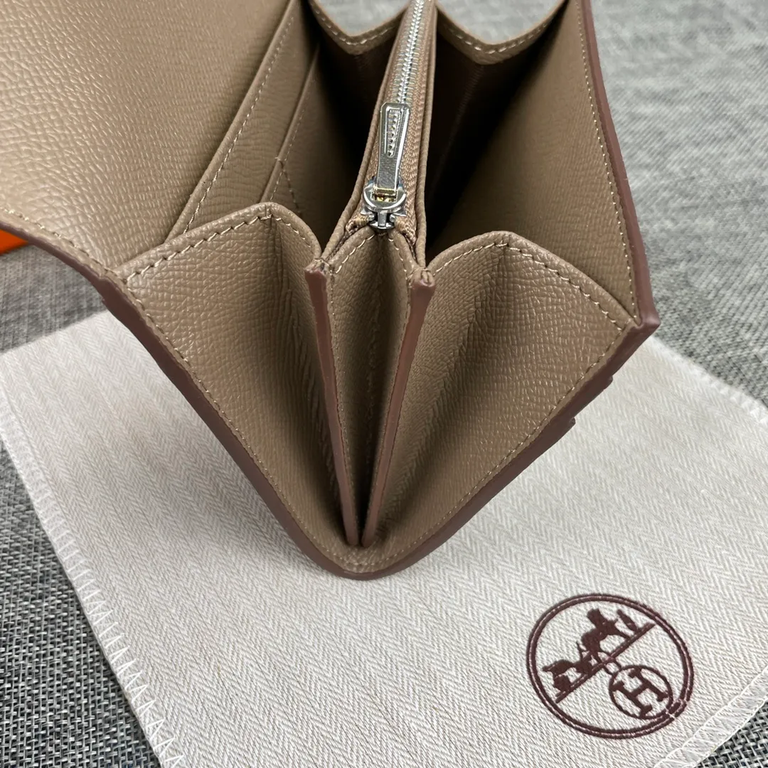 Hermes Constance p250💰 Model: 537 Palm pattern silver buckle Size: 13*11.8cm. Hermes🇫🇷Overseas🇫🇷Imported palm pattern cowhide, soft and comfortable to the touch. The original replica is matched with silver hardware, exquisite and elegant, and has the original OEM code inside. The oil edges are straight and smooth🎈There are two cash slots, a zipper pocket, and 3 card slots🚚