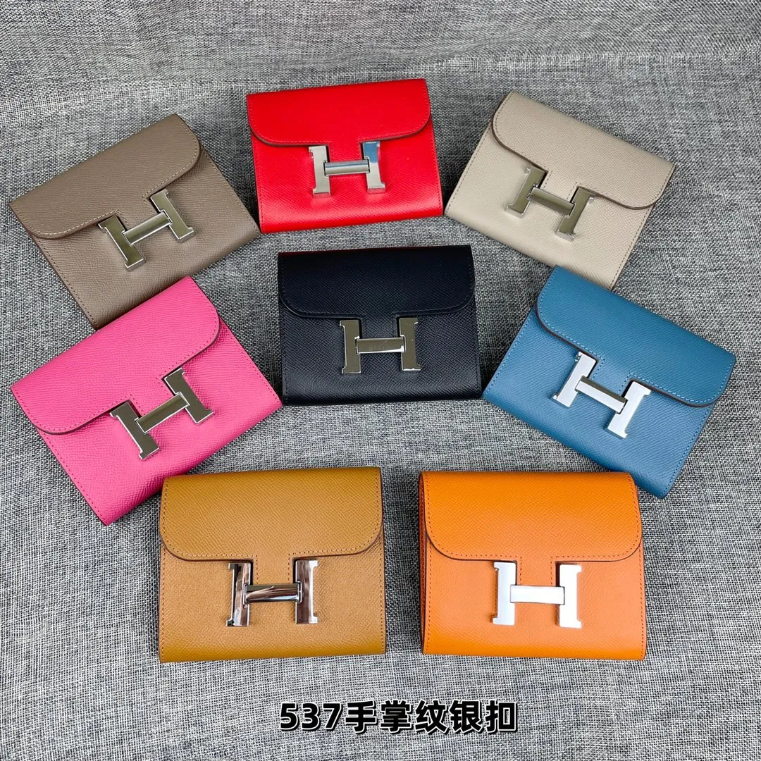 Hermes Constance p250💰 Model: 537 Palm pattern silver buckle Size: 13*11.8cm. Hermes🇫🇷Overseas🇫🇷Imported palm pattern cowhide, soft and comfortable to the touch. The original replica is matched with silver hardware, exquisite and elegant, and has the original OEM code inside. The oil edges are straight and smooth🎈There are two cash slots, a zipper pocket, and 3 card slots🚚
