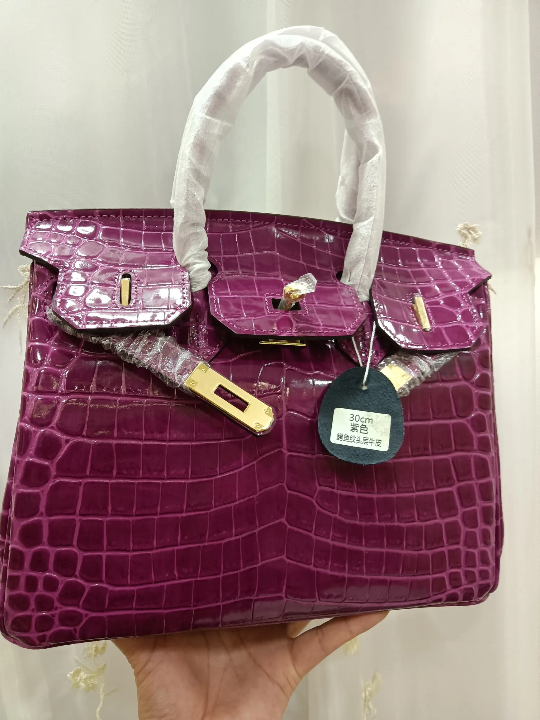 Hot model debuts, price has been adjusted💰800/380/360💥Hermes/Hermes💥Official classic production💋Platinum crocodile pattern💋Original quality coming👉Using imported crocodile pattern cowhide , with pure 24k original hardware💎Size: large 35*25*18cm/medium 30*22*16cm/small 25* 20*14cm👛Excellent workmanship👏👏Legendary slow work and careful work💓Real pictures taken💓Classic beauty worth owning💃🏻💃🏻💃🏻