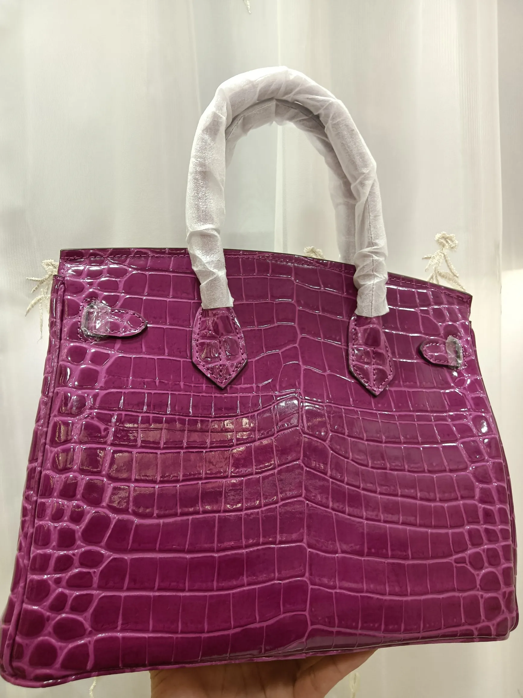 Hot model debuts, price has been adjusted💰800/380/360💥Hermes/Hermes💥Official classic production💋Platinum crocodile pattern💋Original quality coming👉Using imported crocodile pattern cowhide , with pure 24k original hardware💎Size: large 35*25*18cm/medium 30*22*16cm/small 25* 20*14cm👛Excellent workmanship👏👏Legendary slow work and careful work💓Real pictures taken💓Classic beauty worth owning💃🏻💃🏻💃🏻