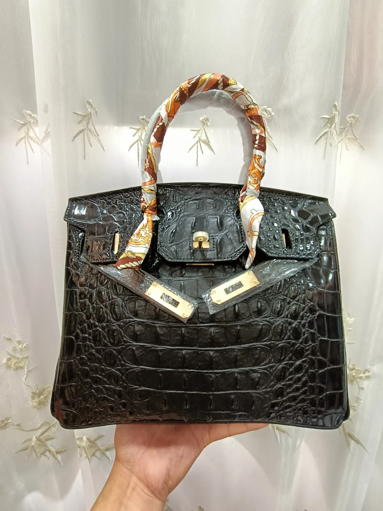 ❤️Hot model debut❤️Batch 💰880/420💋Hermes/Hermes💋Official classic production ✨Platinum crocodile bone✨Original quality coming👉Using imported crocodile bone pattern cowhide from the country of origin 👑 Equipped with pure 24k original hardware💎Size: large size 35*25*18cm/small size 30*22*16cm👛The workmanship is amazing👏👏The legendary slow work brings out the fine work💦Real picture taken💦