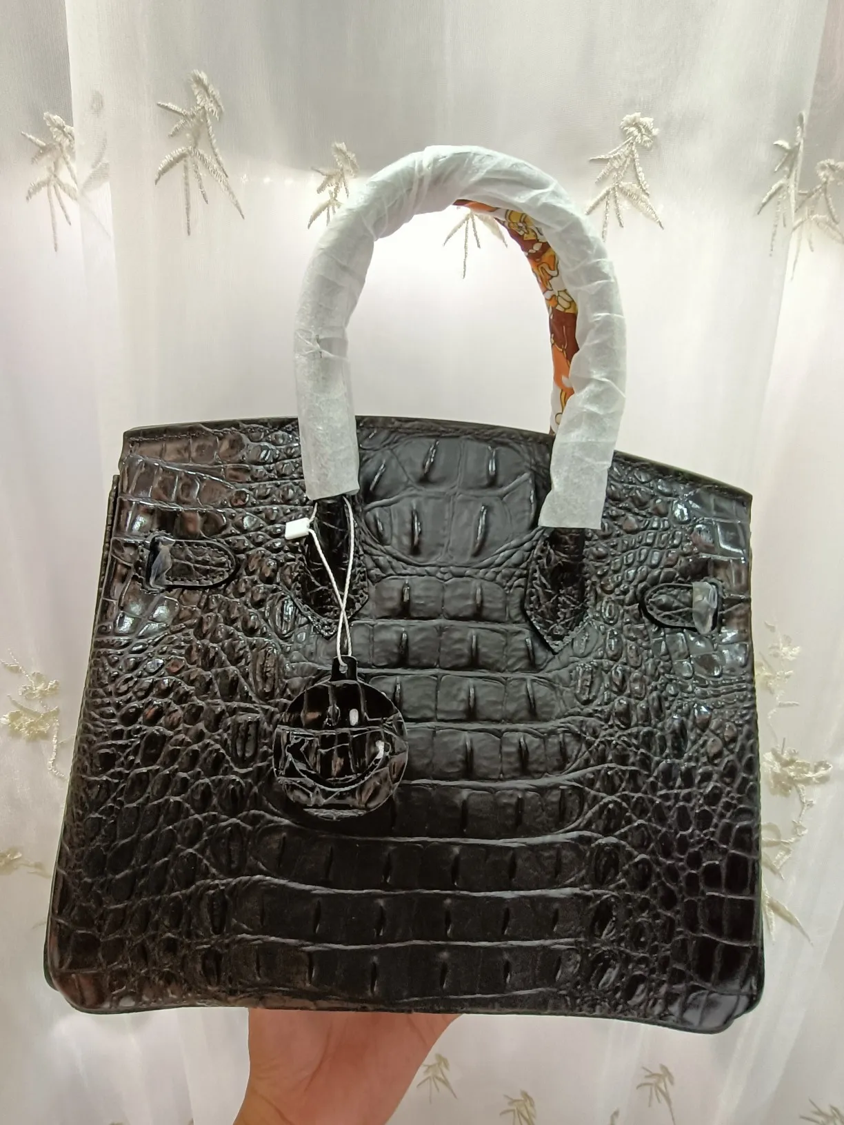 ❤️Hot model debut❤️Batch 💰880/420💋Hermes/Hermes💋Official classic production ✨Platinum crocodile bone✨Original quality coming👉Using imported crocodile bone pattern cowhide from the country of origin 👑 Equipped with pure 24k original hardware💎Size: large size 35*25*18cm/small size 30*22*16cm👛The workmanship is amazing👏👏The legendary slow work brings out the fine work💦Real picture taken💦