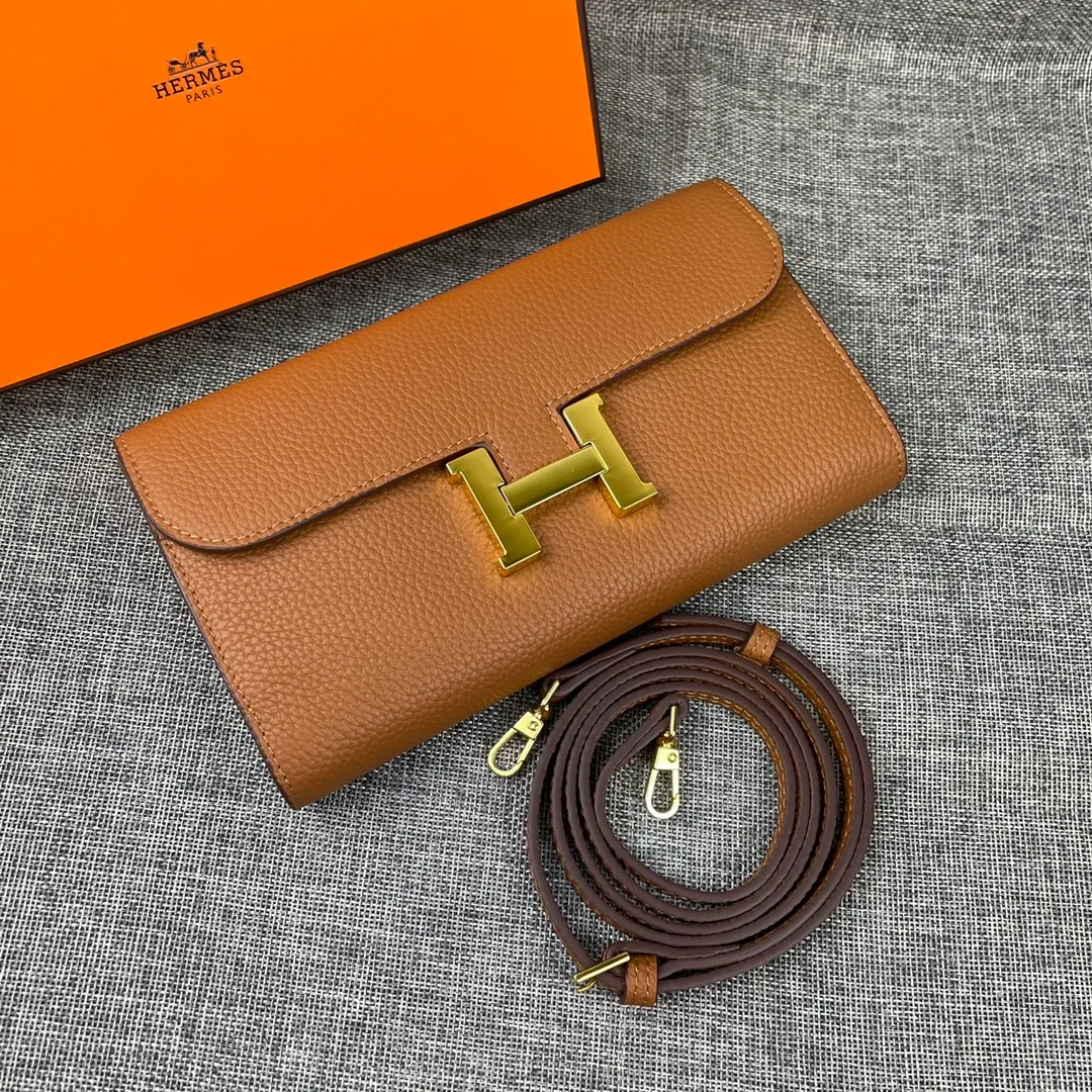 Hermes Constance p330💰 Hermes model: 9852 gold belt togo leather size: 22*11cm 🇫🇷Overseas🇫🇷Imported Togo cowhide, with original OEM code inside, soft and comfortable to the touch. The original replica is matched with silver hardware, exquisite and elegant, and the oil edge is straight and smooth🎈There are two large note slots, a zipper pocket, and 12 card slots🚚The shoulder strap is adjustable