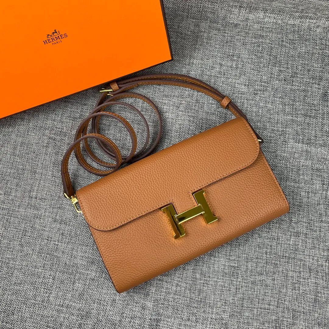 Hermes Constance p330💰 Hermes model: 9852 gold belt togo leather size: 22*11cm 🇫🇷Overseas🇫🇷Imported Togo cowhide, with original OEM code inside, soft and comfortable to the touch. The original replica is matched with silver hardware, exquisite and elegant, and the oil edge is straight and smooth🎈There are two large note slots, a zipper pocket, and 12 card slots🚚The shoulder strap is adjustable