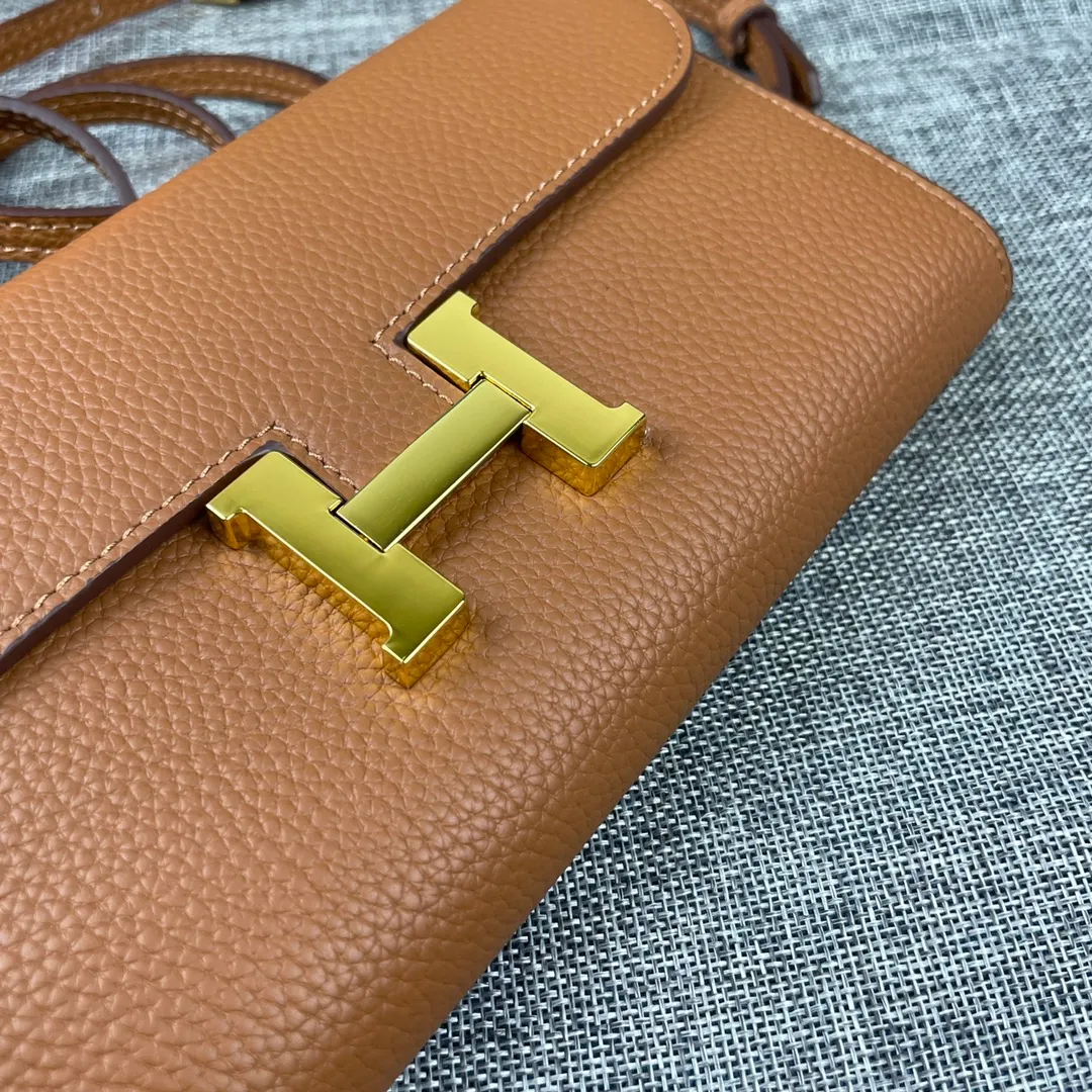 Hermes Constance p330💰 Hermes model: 9852 gold belt togo leather size: 22*11cm 🇫🇷Overseas🇫🇷Imported Togo cowhide, with original OEM code inside, soft and comfortable to the touch. The original replica is matched with silver hardware, exquisite and elegant, and the oil edge is straight and smooth🎈There are two large note slots, a zipper pocket, and 12 card slots🚚The shoulder strap is adjustable