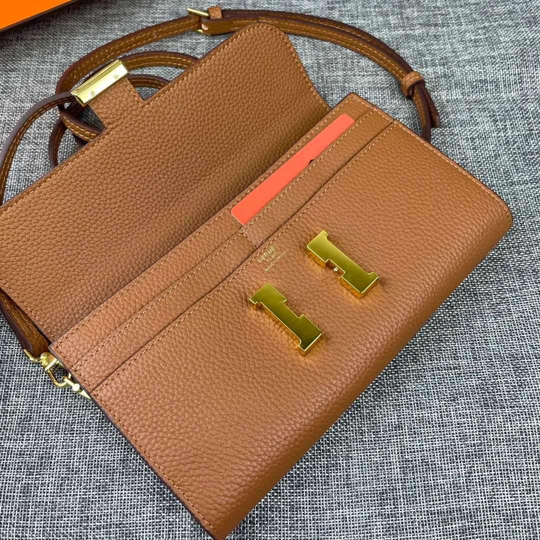 Hermes Constance p330💰 Hermes model: 9852 gold belt togo leather size: 22*11cm 🇫🇷Overseas🇫🇷Imported Togo cowhide, with original OEM code inside, soft and comfortable to the touch. The original replica is matched with silver hardware, exquisite and elegant, and the oil edge is straight and smooth🎈There are two large note slots, a zipper pocket, and 12 card slots🚚The shoulder strap is adjustable