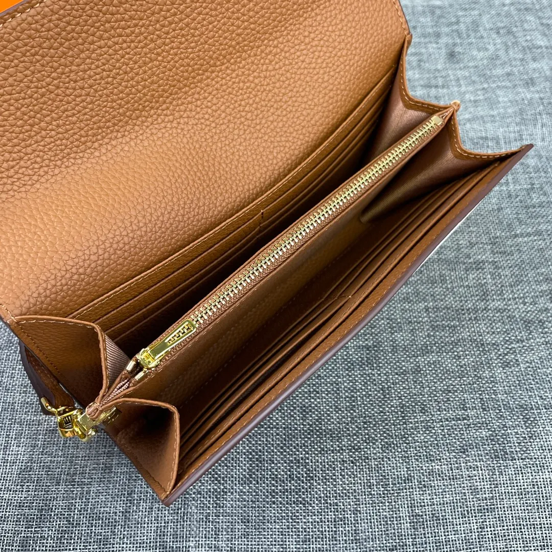 Hermes Constance p330💰 Hermes model: 9852 gold belt togo leather size: 22*11cm 🇫🇷Overseas🇫🇷Imported Togo cowhide, with original OEM code inside, soft and comfortable to the touch. The original replica is matched with silver hardware, exquisite and elegant, and the oil edge is straight and smooth🎈There are two large note slots, a zipper pocket, and 12 card slots🚚The shoulder strap is adjustable