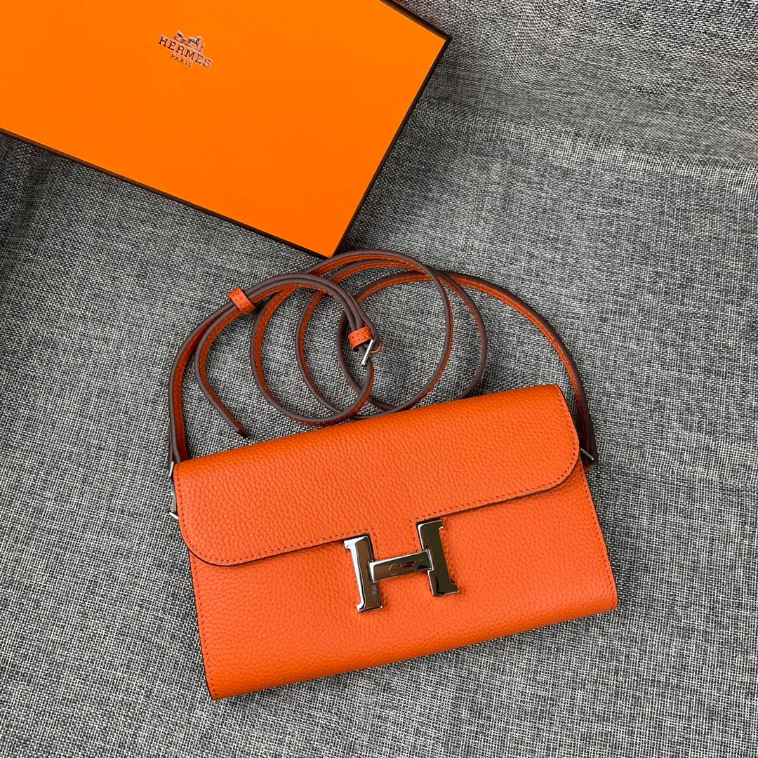 Hermes Constance p330💰 Hermes model: 9852 silver band togo leather size: 22*11cm 🇫🇷Overseas🇫🇷Imported Togo cowhide with original OEM code inside, soft and comfortable to the touch. The original replica is matched with silver hardware, exquisite and elegant, and the oil edge is straight and smooth🎈There are two large note slots, a zipper pocket, and 12 card slots🚚The shoulder strap is adjustable