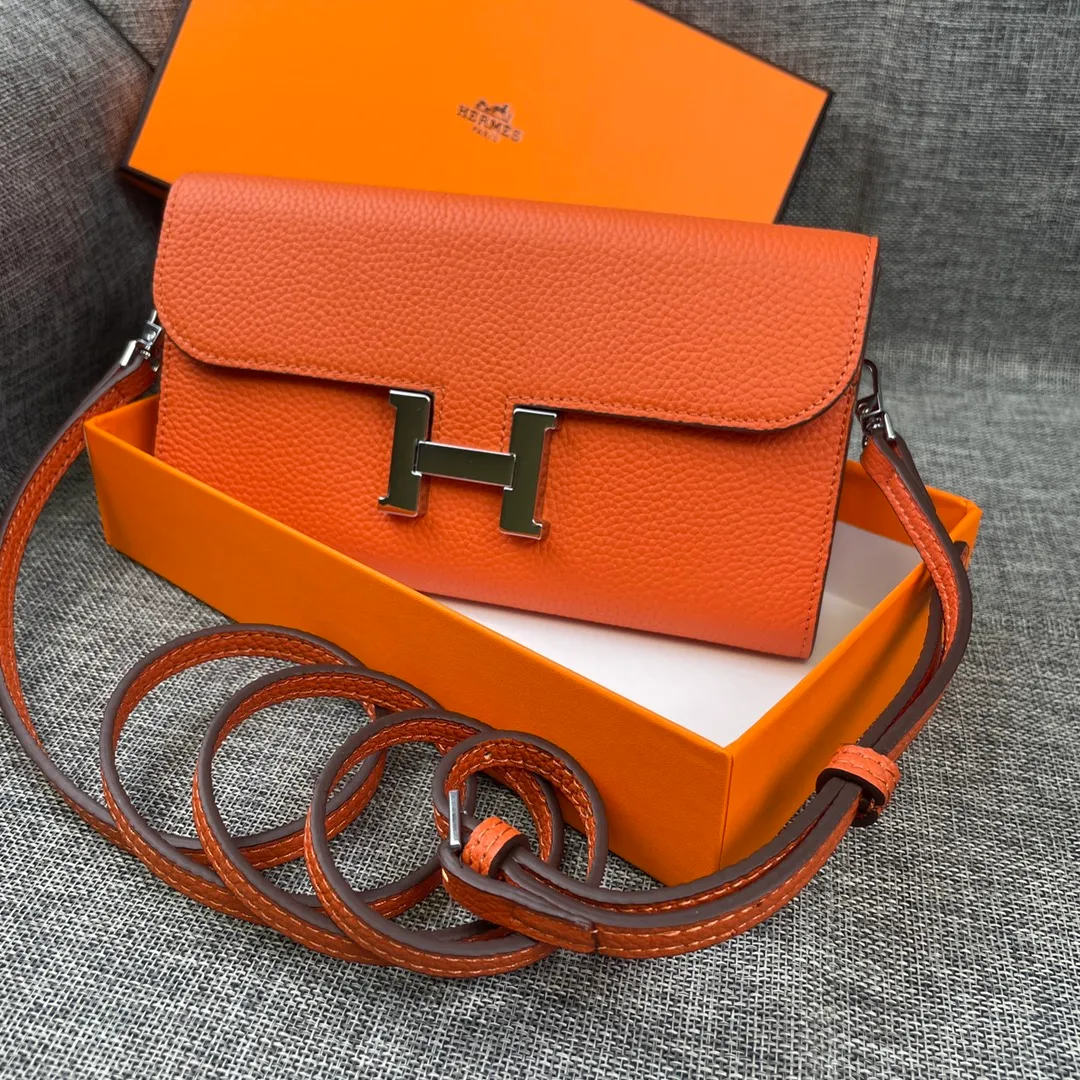 Hermes Constance p330💰 Hermes model: 9852 silver band togo leather size: 22*11cm 🇫🇷Overseas🇫🇷Imported Togo cowhide with original OEM code inside, soft and comfortable to the touch. The original replica is matched with silver hardware, exquisite and elegant, and the oil edge is straight and smooth🎈There are two large note slots, a zipper pocket, and 12 card slots🚚The shoulder strap is adjustable