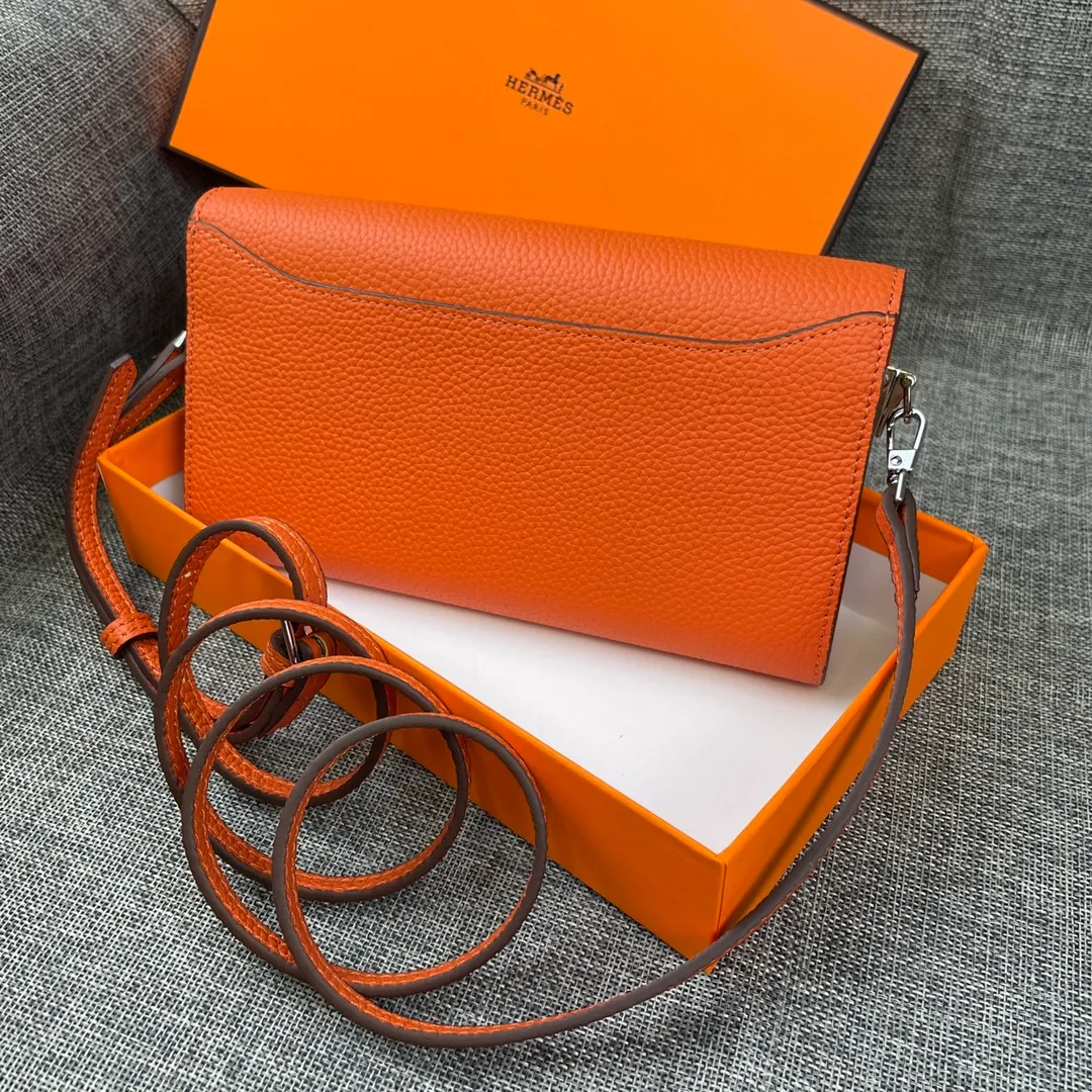 Hermes Constance p330💰 Hermes model: 9852 silver band togo leather size: 22*11cm 🇫🇷Overseas🇫🇷Imported Togo cowhide with original OEM code inside, soft and comfortable to the touch. The original replica is matched with silver hardware, exquisite and elegant, and the oil edge is straight and smooth🎈There are two large note slots, a zipper pocket, and 12 card slots🚚The shoulder strap is adjustable