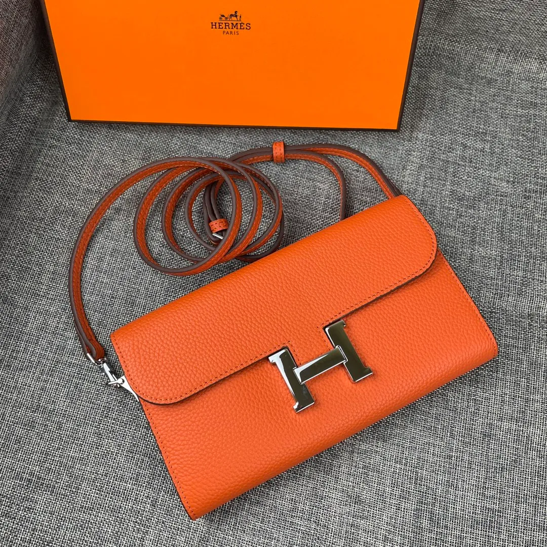 Hermes Constance p330💰 Hermes model: 9852 silver band togo leather size: 22*11cm 🇫🇷Overseas🇫🇷Imported Togo cowhide with original OEM code inside, soft and comfortable to the touch. The original replica is matched with silver hardware, exquisite and elegant, and the oil edge is straight and smooth🎈There are two large note slots, a zipper pocket, and 12 card slots🚚The shoulder strap is adjustable