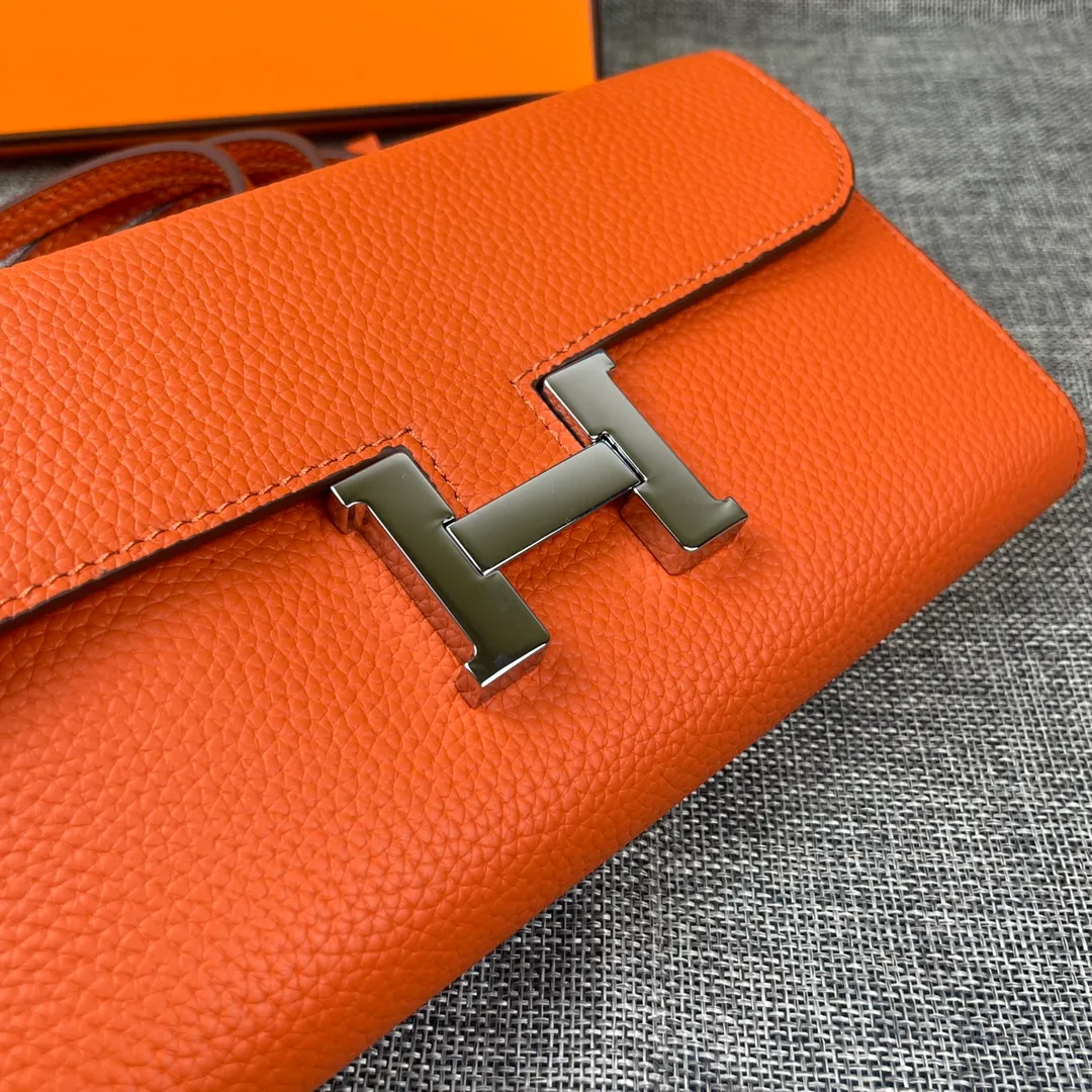 Hermes Constance p330💰 Hermes model: 9852 silver band togo leather size: 22*11cm 🇫🇷Overseas🇫🇷Imported Togo cowhide with original OEM code inside, soft and comfortable to the touch. The original replica is matched with silver hardware, exquisite and elegant, and the oil edge is straight and smooth🎈There are two large note slots, a zipper pocket, and 12 card slots🚚The shoulder strap is adjustable
