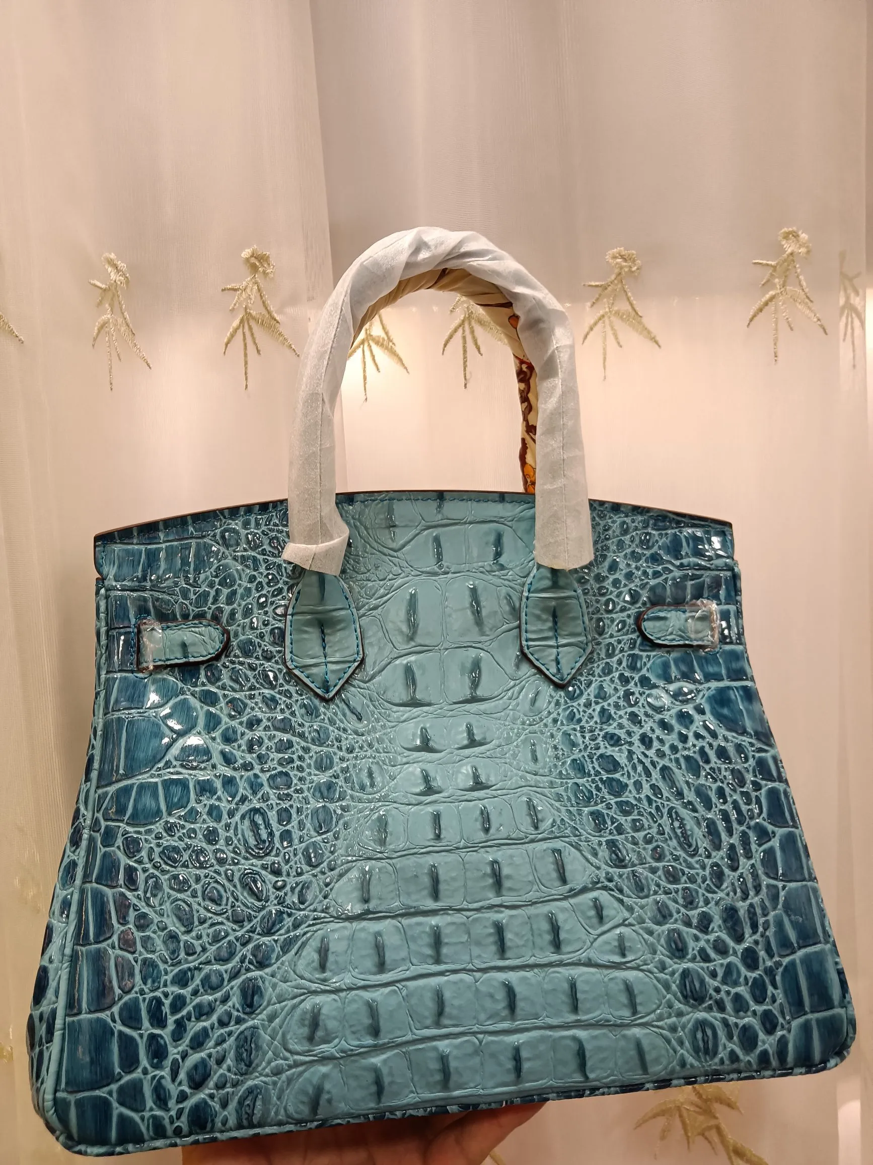 ❤️Hot model debut❤️Batch 💰880/420💋Hermes/Hermes💋Official classic production ✨Platinum crocodile bone✨Original quality coming👉Using imported crocodile bone pattern cowhide from the country of origin 👑 Equipped with pure 24k original hardware💎Size: large size 35*25*18cm/small size 30*22*16cm👛The workmanship is amazing👏👏The legendary slow work brings out the fine work💦Real picture taken💦