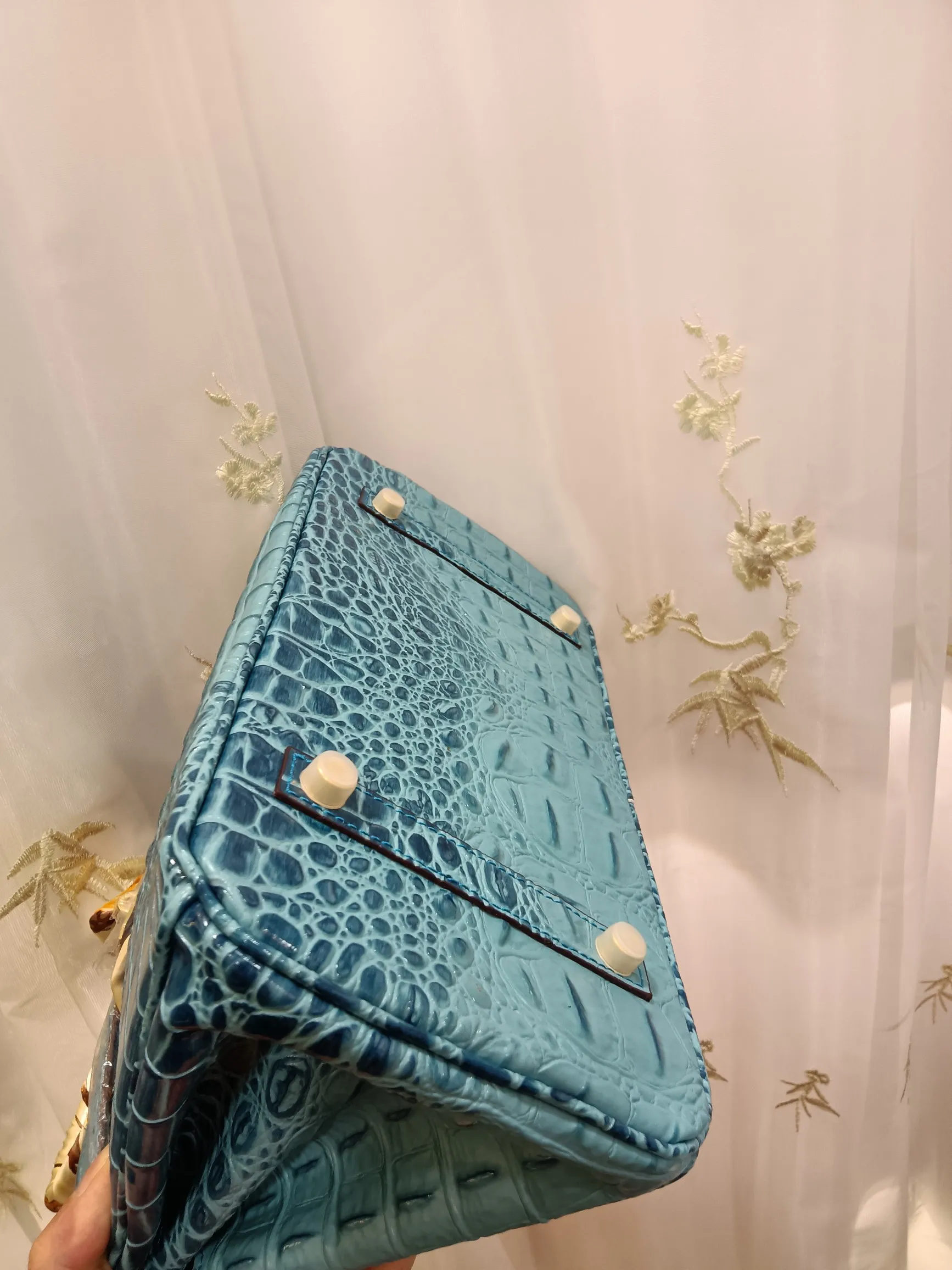 ❤️Hot model debut❤️Batch 💰880/420💋Hermes/Hermes💋Official classic production ✨Platinum crocodile bone✨Original quality coming👉Using imported crocodile bone pattern cowhide from the country of origin 👑 Equipped with pure 24k original hardware💎Size: large size 35*25*18cm/small size 30*22*16cm👛The workmanship is amazing👏👏The legendary slow work brings out the fine work💦Real picture taken💦