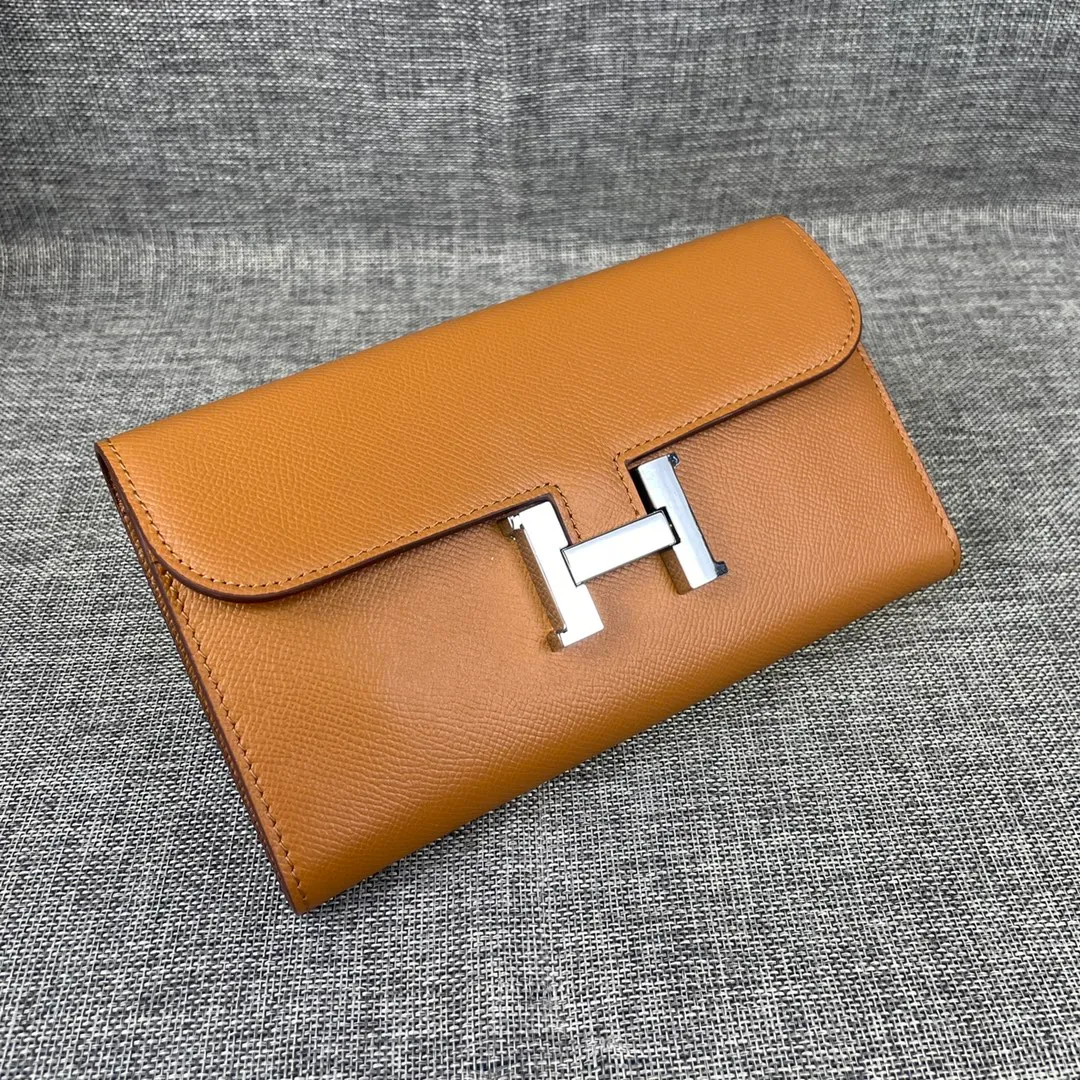 Hermes Constance original order p290💰 Model: 539 palm print silver buckle size: 22*11cm Hermes🇫🇷overseas🇫🇷 imported cowhide, soft and comfortable to the touch. Counter version, OEM code inside, original replica with gold hardware, exquisite and elegant, oil edge is straight and smooth🎈There are two large note slots, a zipper pocket, and 12 card slots🚚
