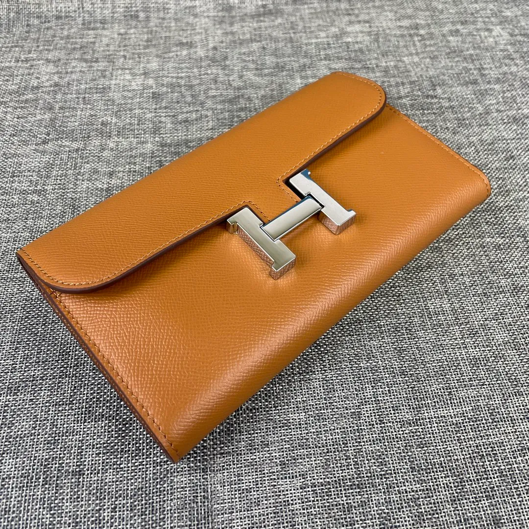 Hermes Constance original order p290💰 Model: 539 palm print silver buckle size: 22*11cm Hermes🇫🇷overseas🇫🇷 imported cowhide, soft and comfortable to the touch. Counter version, OEM code inside, original replica with gold hardware, exquisite and elegant, oil edge is straight and smooth🎈There are two large note slots, a zipper pocket, and 12 card slots🚚