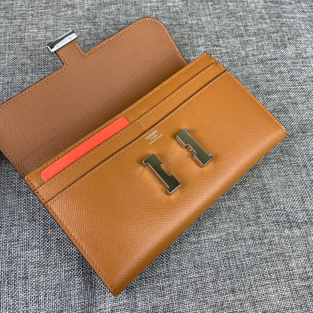Hermes Constance original order p290💰 Model: 539 palm print silver buckle size: 22*11cm Hermes🇫🇷overseas🇫🇷 imported cowhide, soft and comfortable to the touch. Counter version, OEM code inside, original replica with gold hardware, exquisite and elegant, oil edge is straight and smooth🎈There are two large note slots, a zipper pocket, and 12 card slots🚚