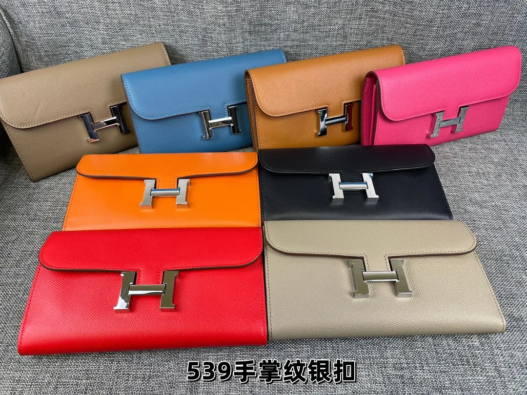 Hermes Constance original order p290💰 Model: 539 palm print silver buckle size: 22*11cm Hermes🇫🇷overseas🇫🇷 imported cowhide, soft and comfortable to the touch. Counter version, OEM code inside, original replica with gold hardware, exquisite and elegant, oil edge is straight and smooth🎈There are two large note slots, a zipper pocket, and 12 card slots🚚