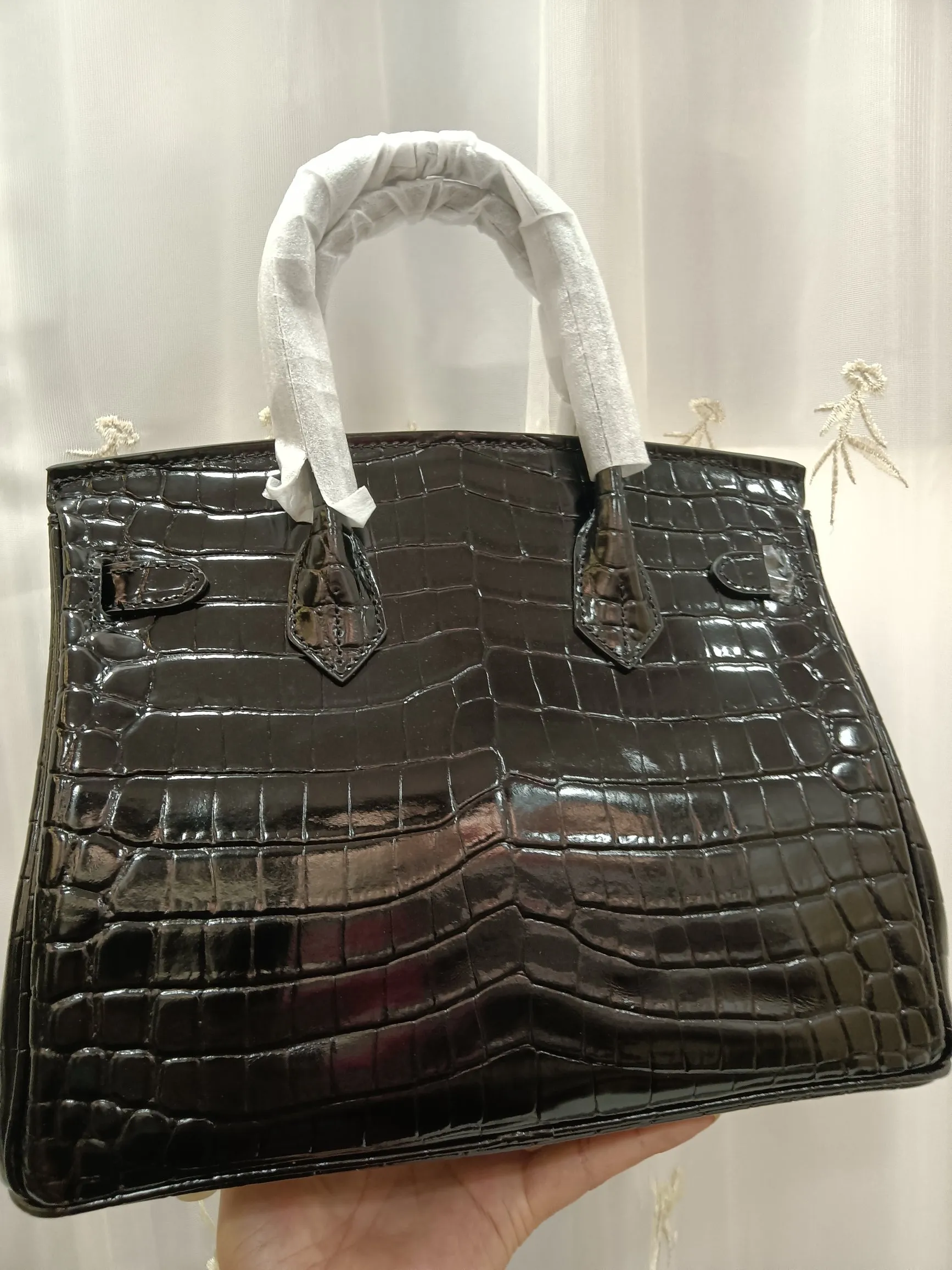 Hot model debuts, price has been adjusted💰800/380/360💥Hermes/Hermes💥Official classic production💋Platinum crocodile pattern💋Original quality coming👉Using imported crocodile pattern cowhide , with pure 24k original hardware💎Size: large 35*25*18cm/medium 30*22*16cm/small 25* 20*14cm👛Excellent workmanship👏👏Legendary slow work and careful work💓Real pictures taken💓Classic beauty worth owning💃🏻💃🏻💃🏻