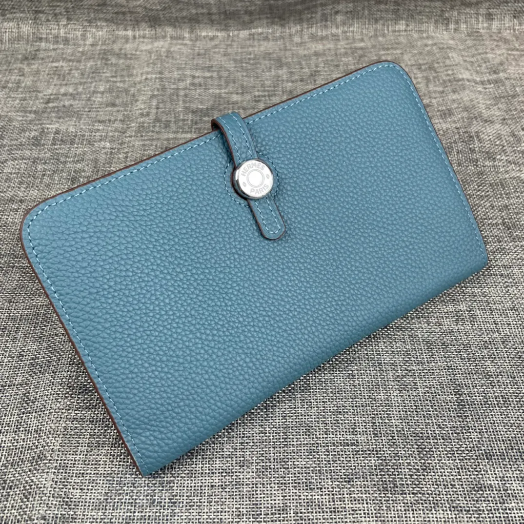 Original quality, p300💰 Hermès Dogon Duo detachable wallet Model: 533 silver buckle Made of togo calfskin, with original OEM code inside💄 Exquisite workmanship, 8 card slots, 1 banknote pocket, 2 additional pockets, a detachable coin purse and palladium-plated saddle nail lock Size: 20.1cm*12.5cm