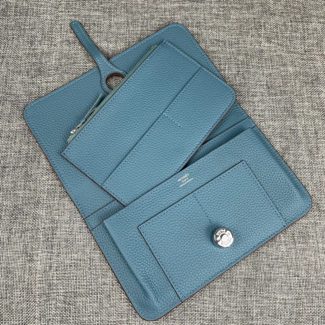 Original quality, p300💰 Hermès Dogon Duo detachable wallet Model: 533 silver buckle Made of togo calfskin, with original OEM code inside💄 Exquisite workmanship, 8 card slots, 1 banknote pocket, 2 additional pockets, a detachable coin purse and palladium-plated saddle nail lock Size: 20.1cm*12.5cm