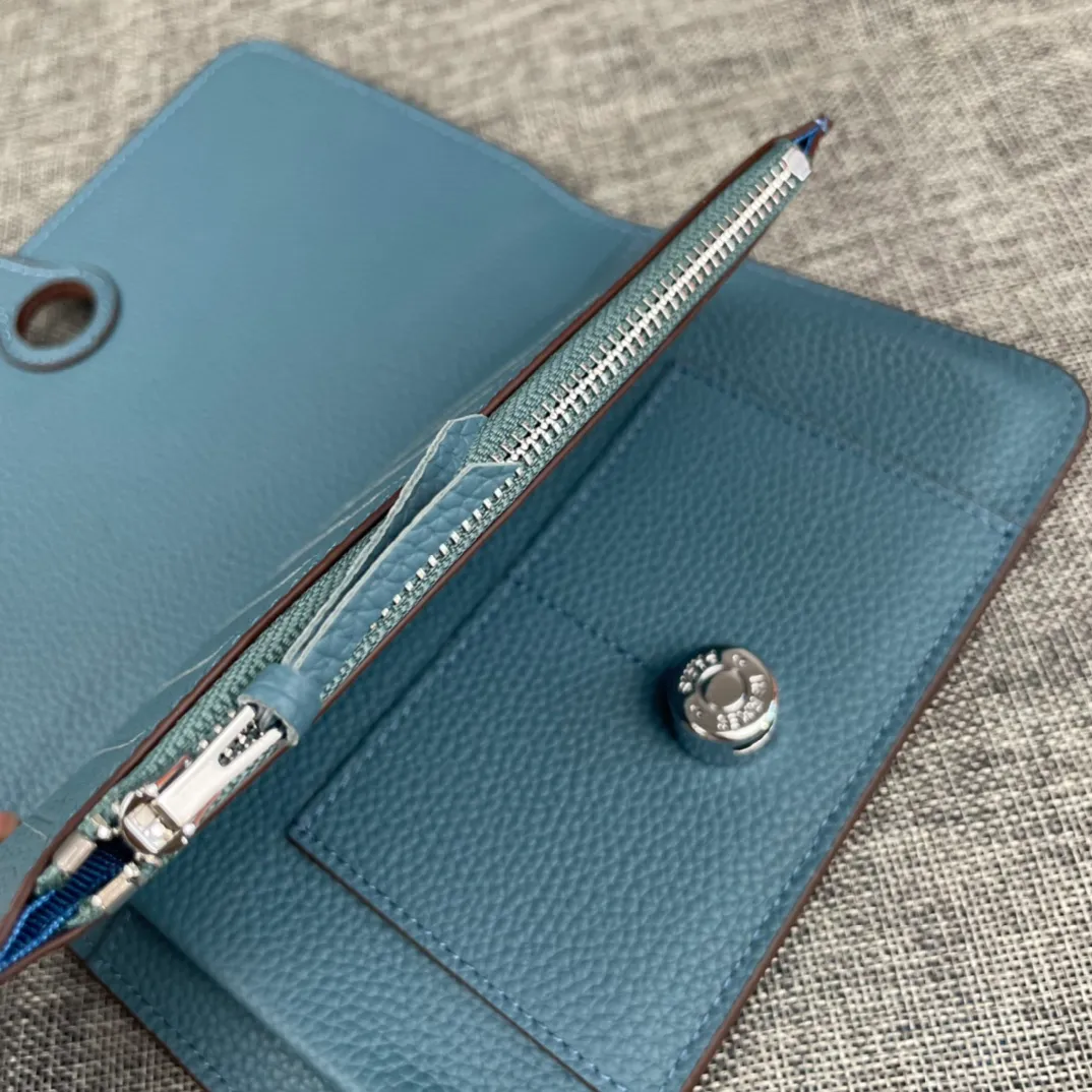 Original quality, p300💰 Hermès Dogon Duo detachable wallet Model: 533 silver buckle Made of togo calfskin, with original OEM code inside💄 Exquisite workmanship, 8 card slots, 1 banknote pocket, 2 additional pockets, a detachable coin purse and palladium-plated saddle nail lock Size: 20.1cm*12.5cm