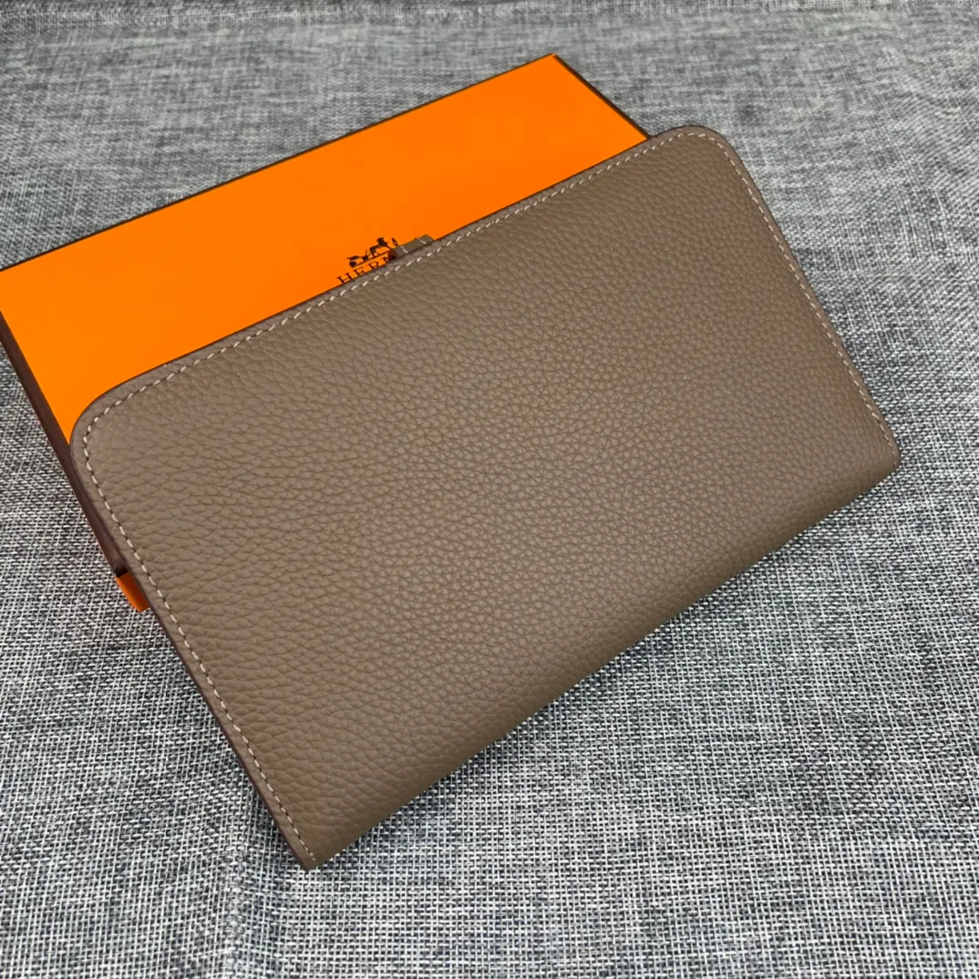Original quality, p300💰 Hermès Dogon Duo detachable wallet Model: 533 gold buckle Made of Togo calfskin, with original OEM code inside💄 Exquisite workmanship, 8 card slots, 1 bill pocket, 2 extra pockets, a detachable coin purse and palladium-plated saddle nail lock Size: 20.1cm*12.5cm
