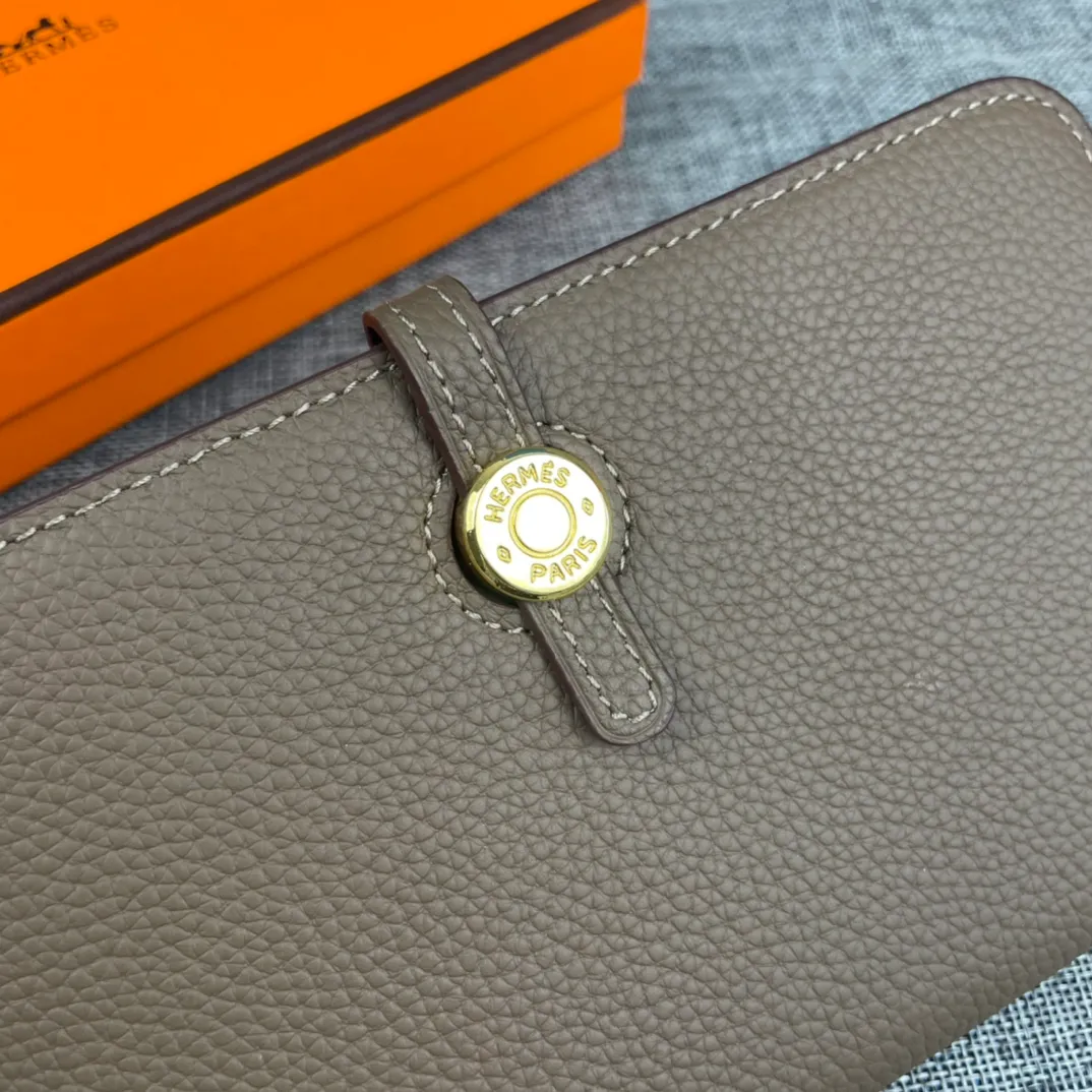 Original quality, p300💰 Hermès Dogon Duo detachable wallet Model: 533 gold buckle Made of Togo calfskin, with original OEM code inside💄 Exquisite workmanship, 8 card slots, 1 bill pocket, 2 extra pockets, a detachable coin purse and palladium-plated saddle nail lock Size: 20.1cm*12.5cm