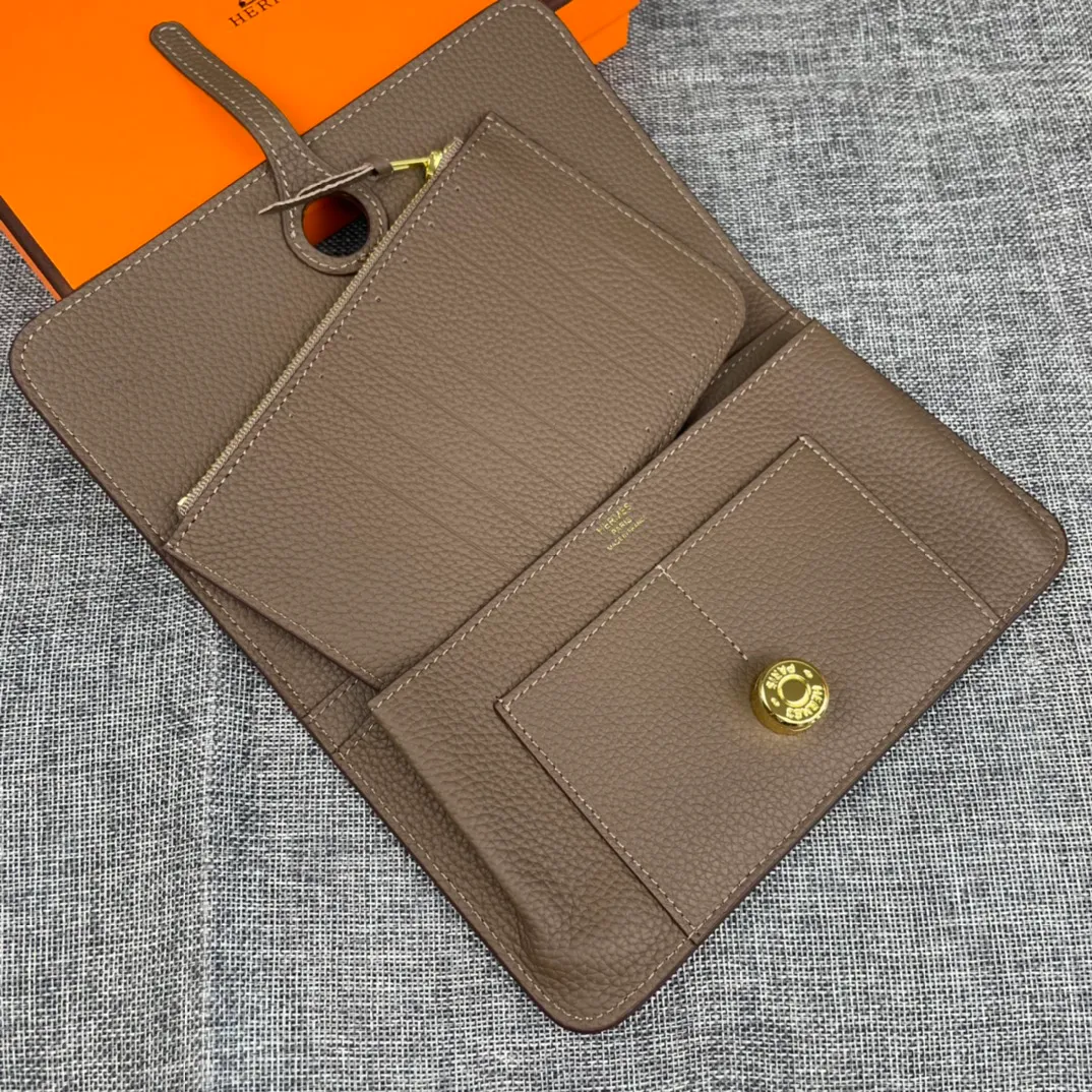 Original quality, p300💰 Hermès Dogon Duo detachable wallet Model: 533 gold buckle Made of Togo calfskin, with original OEM code inside💄 Exquisite workmanship, 8 card slots, 1 bill pocket, 2 extra pockets, a detachable coin purse and palladium-plated saddle nail lock Size: 20.1cm*12.5cm