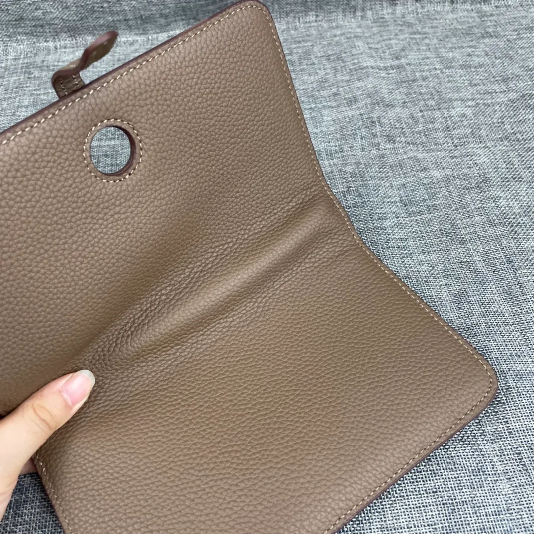 Original quality, p300💰 Hermès Dogon Duo detachable wallet Model: 533 gold buckle Made of Togo calfskin, with original OEM code inside💄 Exquisite workmanship, 8 card slots, 1 bill pocket, 2 extra pockets, a detachable coin purse and palladium-plated saddle nail lock Size: 20.1cm*12.5cm