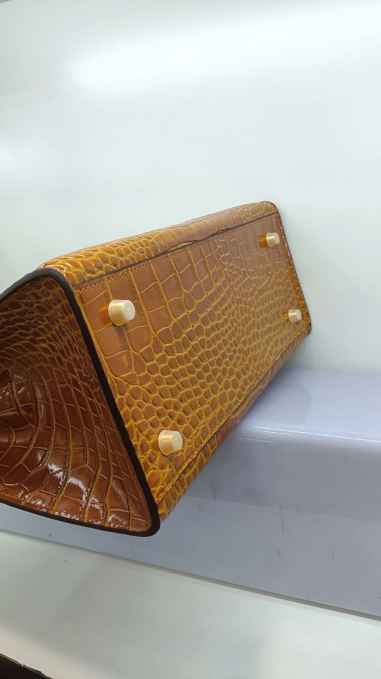 760💰 Crocodile pattern cowhide oil edge model: picture color, earthy yellow, no perforation, with long shoulder strap, size 30X13X26cm