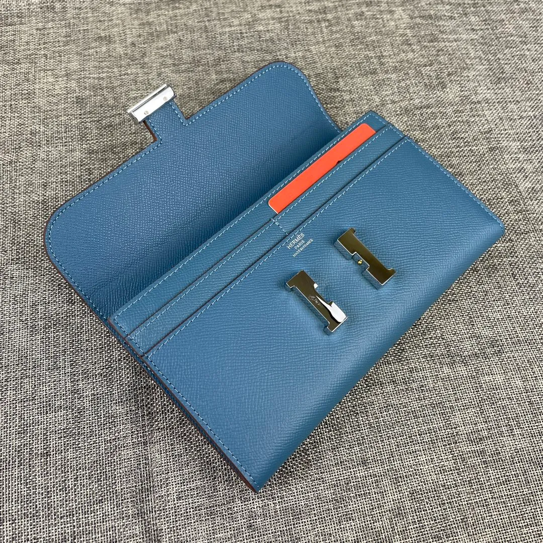 Hermes Constance original order p290💰 Model: 539 palm print silver buckle size: 22*11cm Hermes🇫🇷overseas🇫🇷 imported cowhide, soft and comfortable to the touch. Counter version, OEM code inside, original replica with gold hardware, exquisite and elegant, oil edge is straight and smooth🎈There are two large note slots, a zipper pocket, and 12 card slots🚚