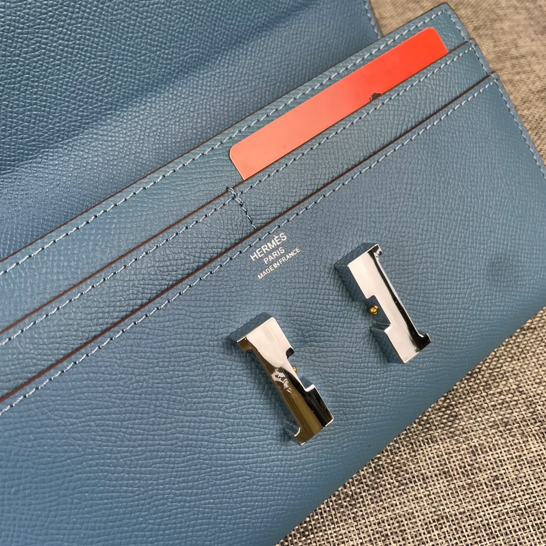 Hermes Constance original order p290💰 Model: 539 palm print silver buckle size: 22*11cm Hermes🇫🇷overseas🇫🇷 imported cowhide, soft and comfortable to the touch. Counter version, OEM code inside, original replica with gold hardware, exquisite and elegant, oil edge is straight and smooth🎈There are two large note slots, a zipper pocket, and 12 card slots🚚