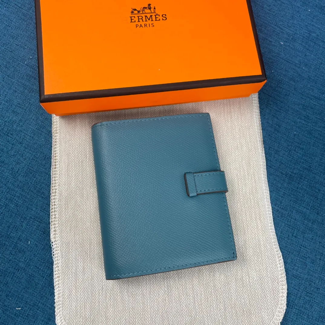 [Hermes original order] p230💰 Hermès new solid color leather pocket vertical wallet 💋Counter copy, original hardware, original OEM code inside 💋Soft feel 🎉Oil edges are straight and smooth, compare with the counter 💋Material: imported palm print cowhide 💋Size: 10*12CM. 💋Model: 5120 palm print
