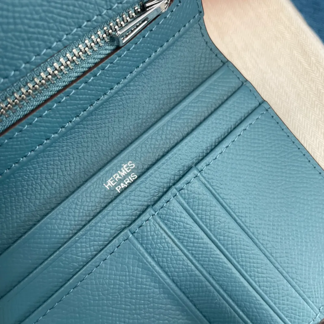 [Hermes original order] p230💰 Hermès new solid color leather pocket vertical wallet 💋Counter copy, original hardware, original OEM code inside 💋Soft feel 🎉Oil edges are straight and smooth, compare with the counter 💋Material: imported palm print cowhide 💋Size: 10*12CM. 💋Model: 5120 palm print