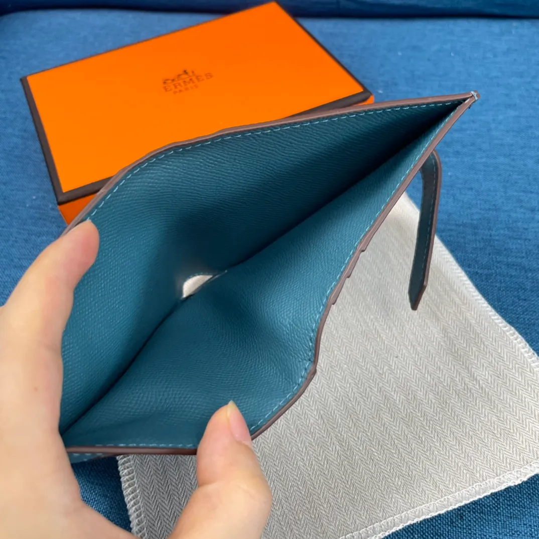 [Hermes original order] p230💰 Hermès new solid color leather pocket vertical wallet 💋Counter copy, original hardware, original OEM code inside 💋Soft feel 🎉Oil edges are straight and smooth, compare with the counter 💋Material: imported palm print cowhide 💋Size: 10*12CM. 💋Model: 5120 palm print