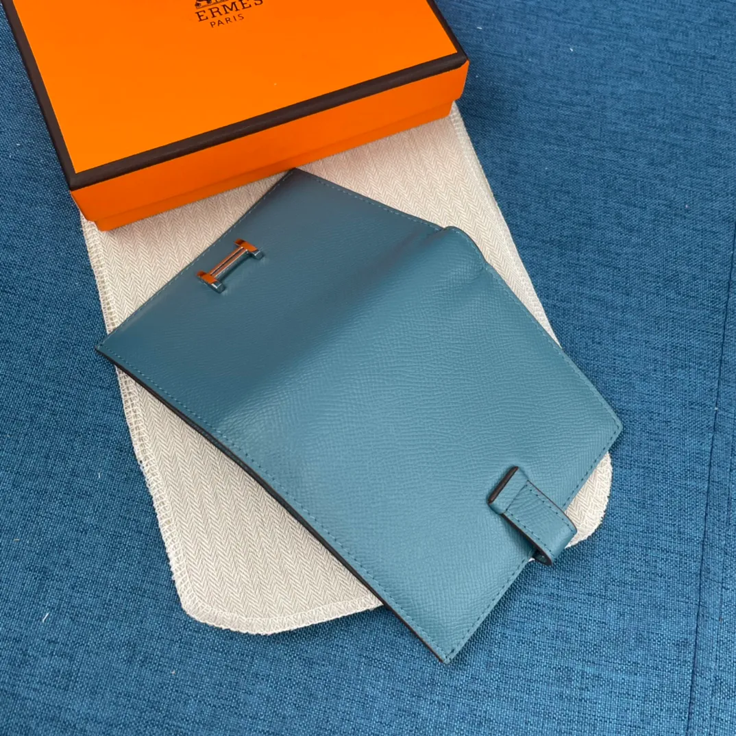 [Hermes original order] p230💰 Hermès new solid color leather pocket vertical wallet 💋Counter copy, original hardware, original OEM code inside 💋Soft feel 🎉Oil edges are straight and smooth, compare with the counter 💋Material: imported palm print cowhide 💋Size: 10*12CM. 💋Model: 5120 palm print