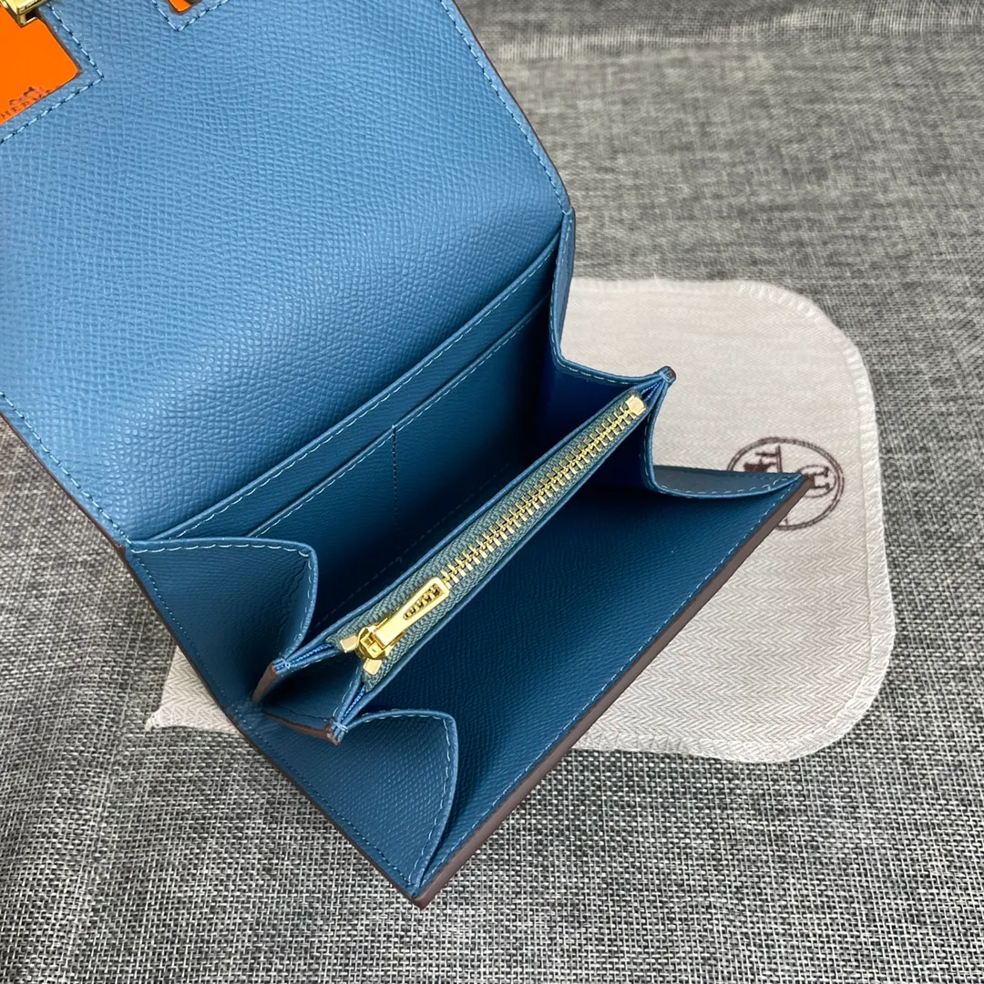Hermes Constance p250💰 Model: 537 palm pattern gold buckle size: 13*11.8cm. Hermes🇫🇷overseas🇫🇷Imported T palm pattern cowhide, soft and comfortable to the touch. The original replica is matched with gold hardware, exquisite and elegant, and has the original OEM code inside. The oil edges are straight and smooth🎈There are two cash slots, a zipper pocket, and 3 card slots inside🚚