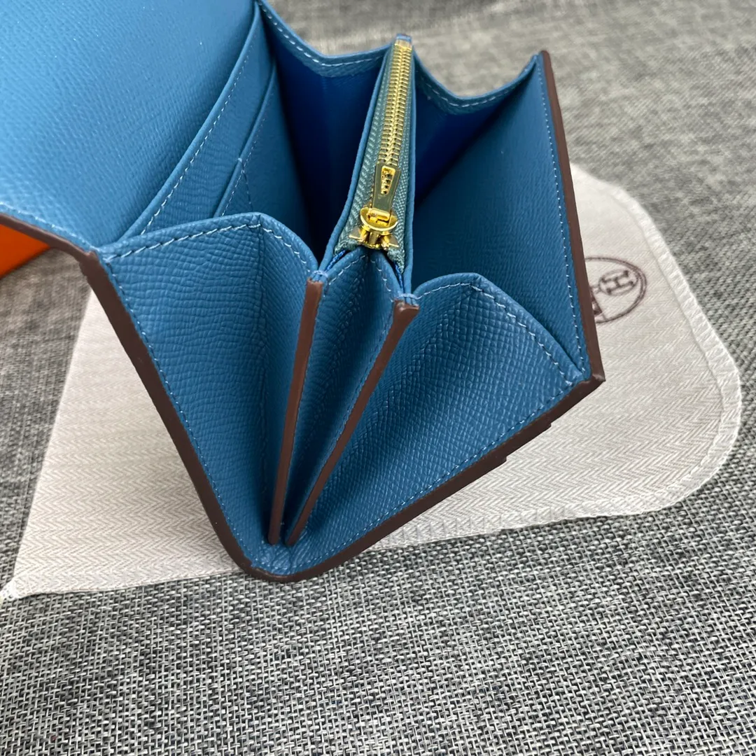 Hermes Constance p250💰 Model: 537 palm pattern gold buckle size: 13*11.8cm. Hermes🇫🇷overseas🇫🇷Imported T palm pattern cowhide, soft and comfortable to the touch. The original replica is matched with gold hardware, exquisite and elegant, and has the original OEM code inside. The oil edges are straight and smooth🎈There are two cash slots, a zipper pocket, and 3 card slots inside🚚