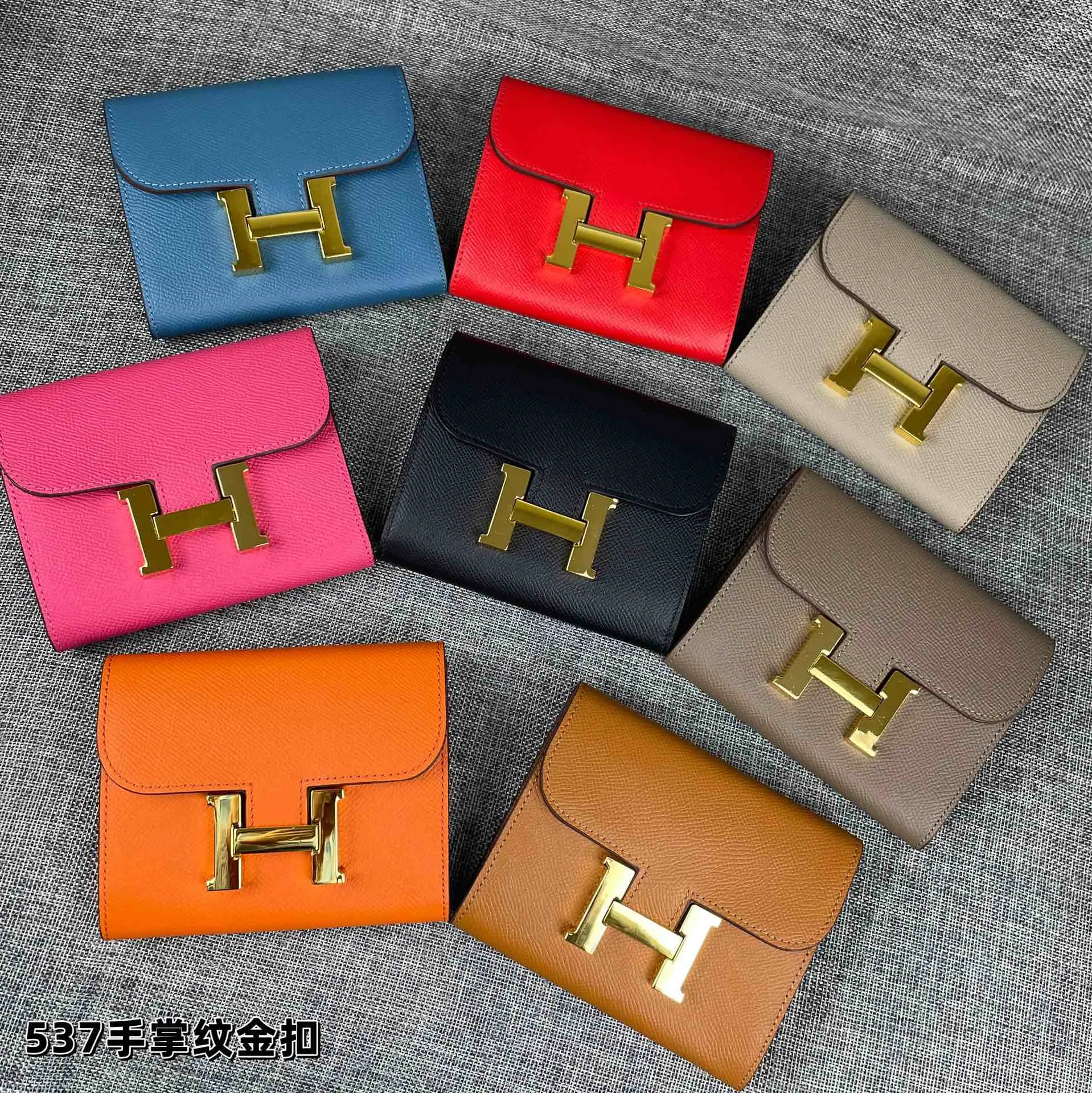 Hermes Constance p250💰 Model: 537 palm pattern gold buckle size: 13*11.8cm. Hermes🇫🇷overseas🇫🇷Imported T palm pattern cowhide, soft and comfortable to the touch. The original replica is matched with gold hardware, exquisite and elegant, and has the original OEM code inside. The oil edges are straight and smooth🎈There are two cash slots, a zipper pocket, and 3 card slots inside🚚