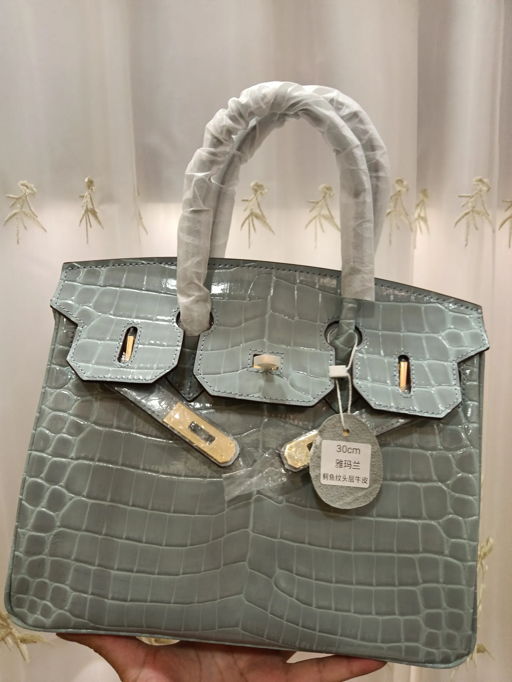 Hot model debuts, price has been adjusted💰800/380/360💥Hermes/Hermes💥Official classic production💋Platinum crocodile pattern💋Original quality coming👉Using imported crocodile pattern cowhide , with pure 24k original hardware💎Size: large 35*25*18cm/medium 30*22*16cm/small 25* 20*14cm👛Excellent workmanship👏👏Legendary slow work and careful work💓Real pictures taken💓Classic beauty worth owning💃🏻💃🏻💃🏻