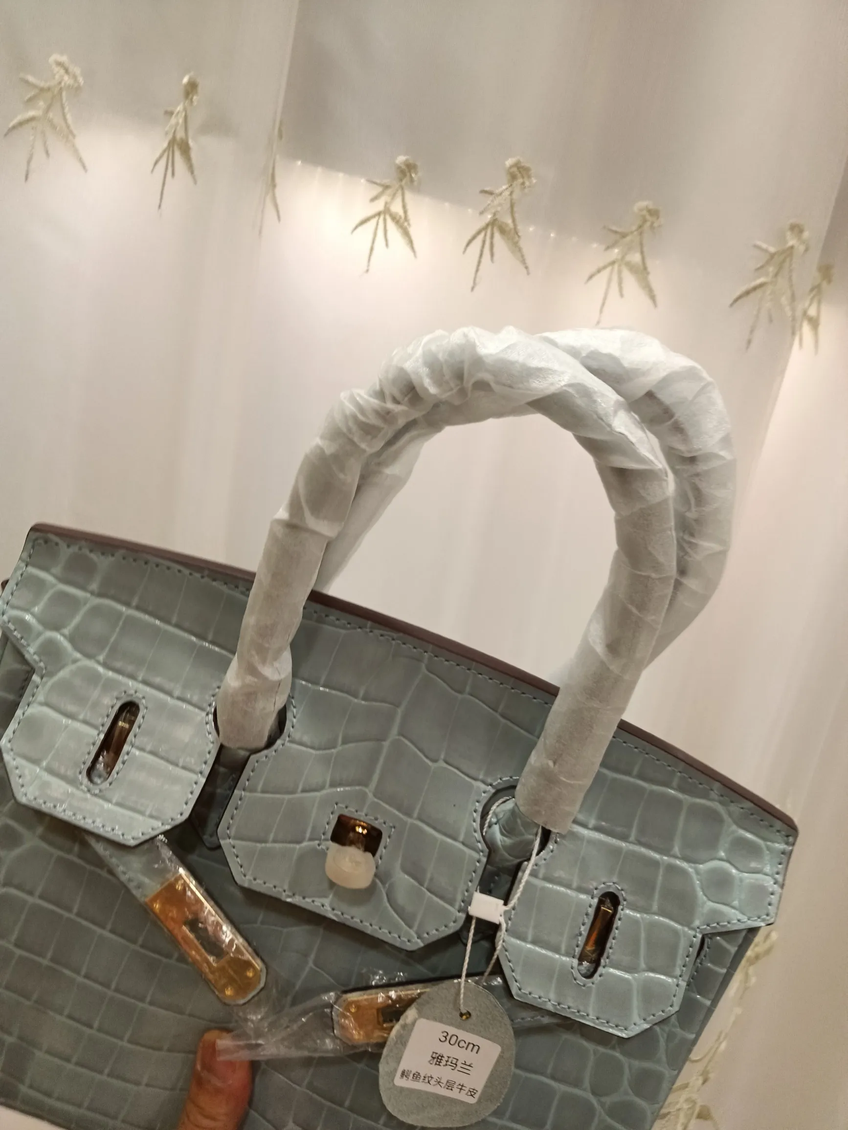 Hot model debuts, price has been adjusted💰800/380/360💥Hermes/Hermes💥Official classic production💋Platinum crocodile pattern💋Original quality coming👉Using imported crocodile pattern cowhide , with pure 24k original hardware💎Size: large 35*25*18cm/medium 30*22*16cm/small 25* 20*14cm👛Excellent workmanship👏👏Legendary slow work and careful work💓Real pictures taken💓Classic beauty worth owning💃🏻💃🏻💃🏻