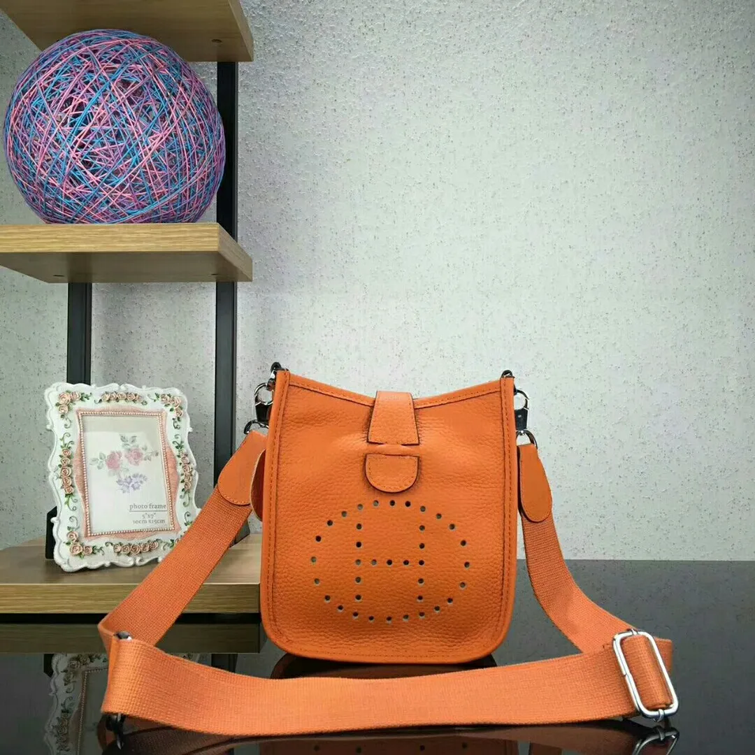 Batch 480 Hermes [Evelyne] mini Evelyne shoulder cross-body backpack. The big H in the middle shows your personality. It is made of full-layer first-layer cowhide. It is very cute in summer. 😘😘Size 17*20*7 cm