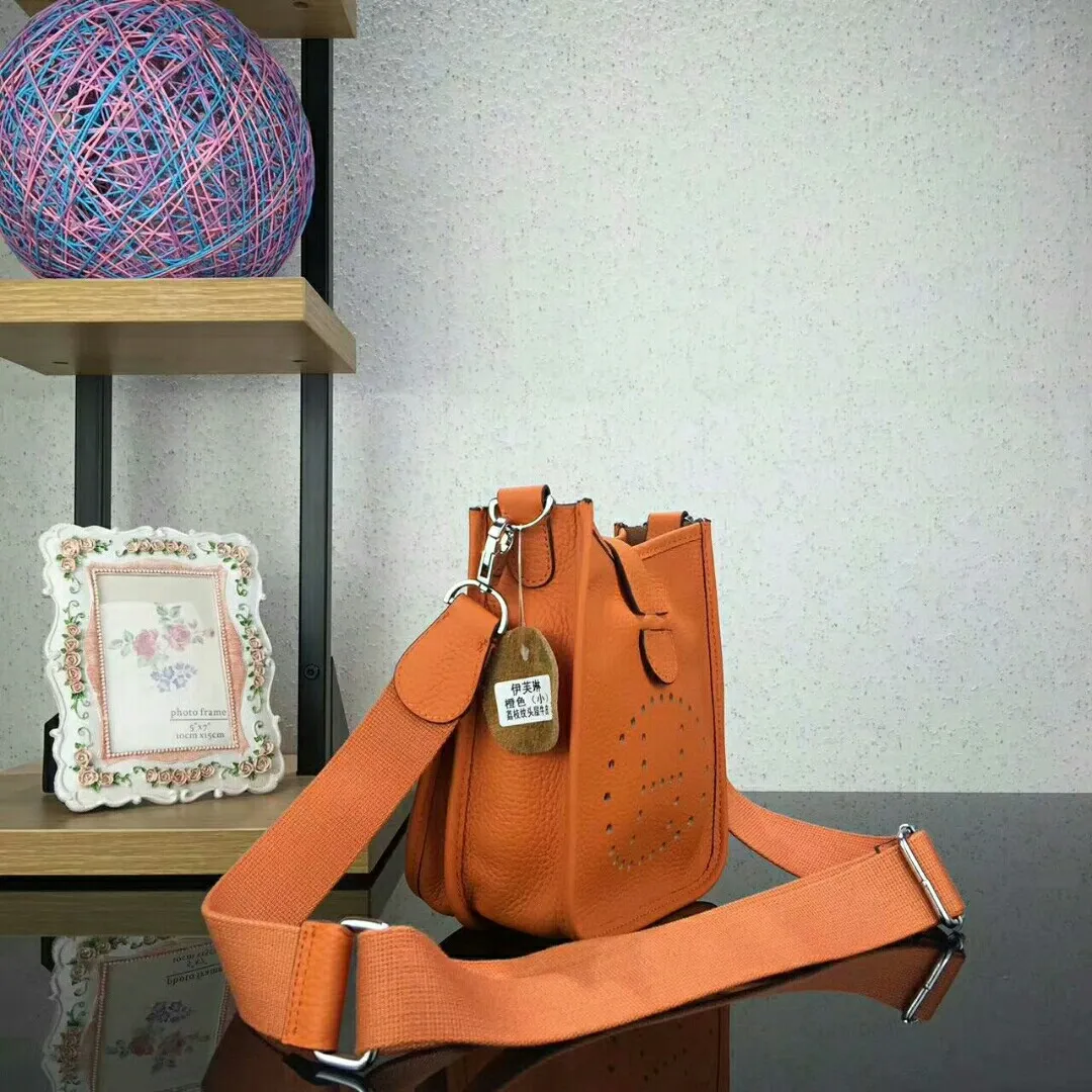 Batch 480 Hermes [Evelyne] mini Evelyne shoulder cross-body backpack. The big H in the middle shows your personality. It is made of full-layer first-layer cowhide. It is very cute in summer. 😘😘Size 17*20*7 cm