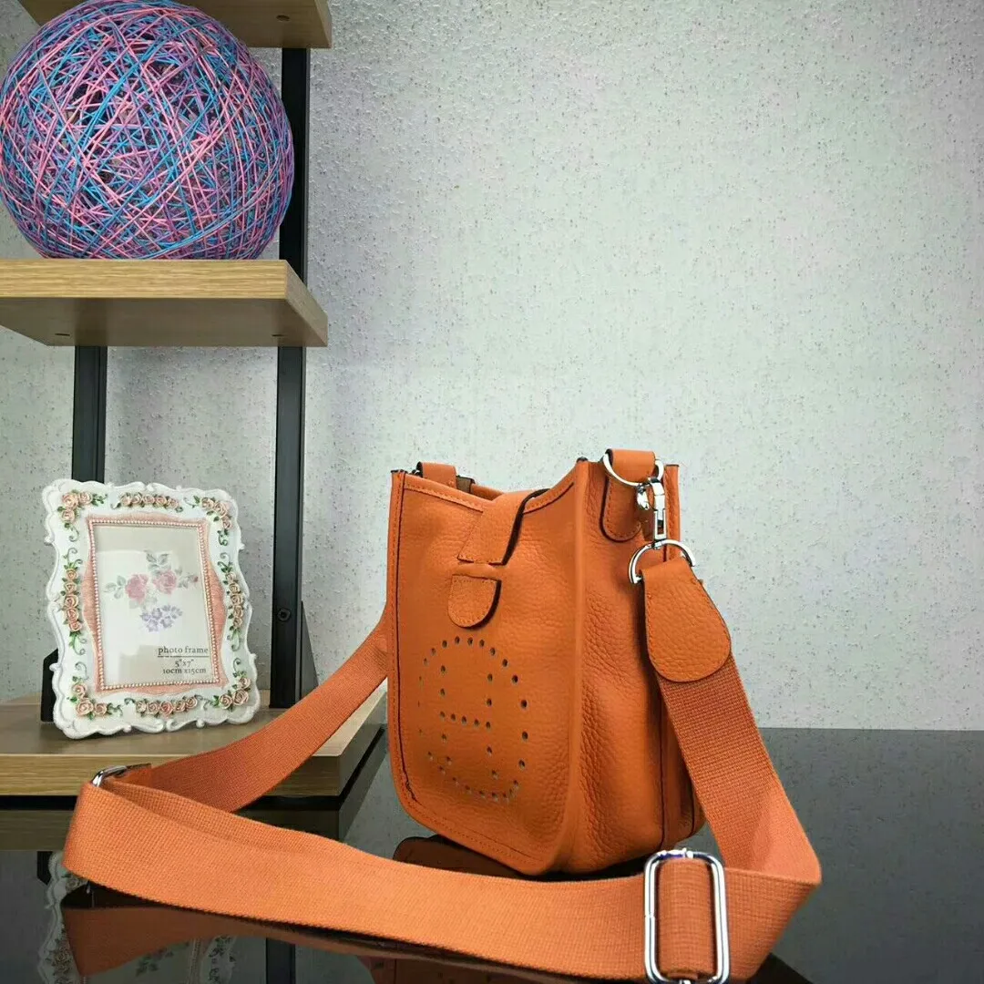 Batch 480 Hermes [Evelyne] mini Evelyne shoulder cross-body backpack. The big H in the middle shows your personality. It is made of full-layer first-layer cowhide. It is very cute in summer. 😘😘Size 17*20*7 cm