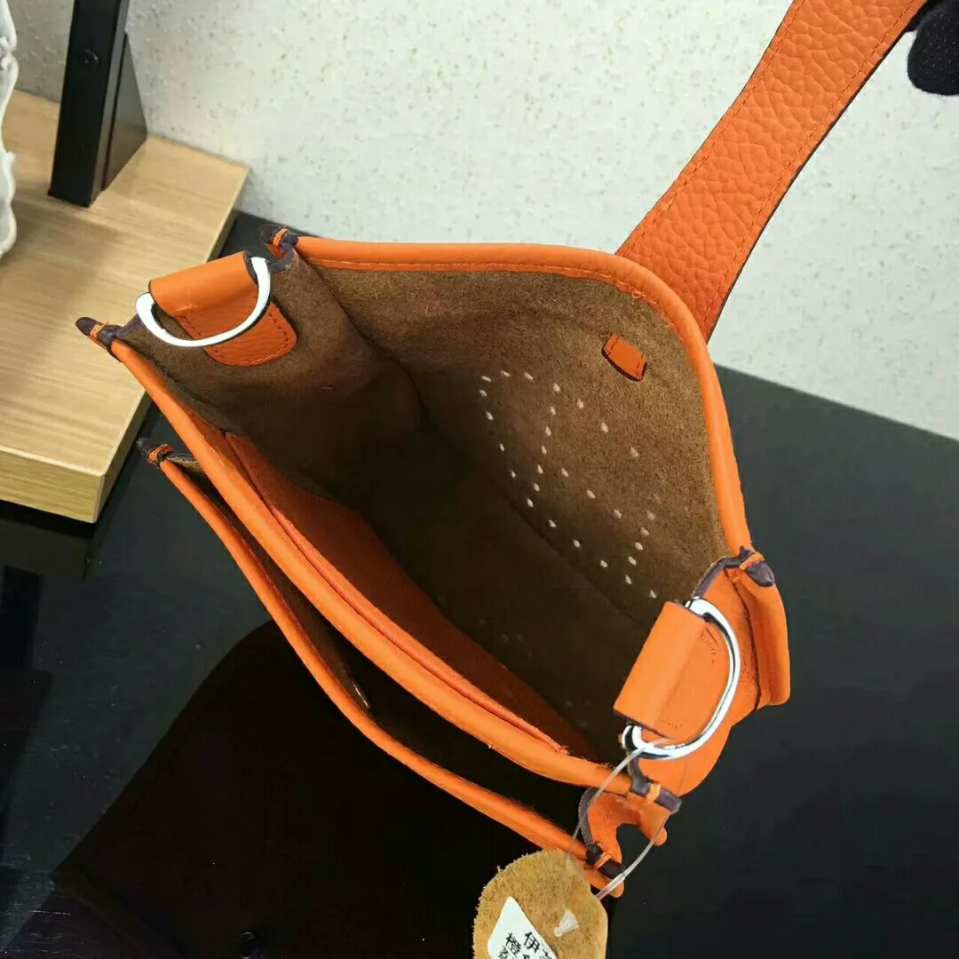 Batch 480 Hermes [Evelyne] mini Evelyne shoulder cross-body backpack. The big H in the middle shows your personality. It is made of full-layer first-layer cowhide. It is very cute in summer. 😘😘Size 17*20*7 cm
