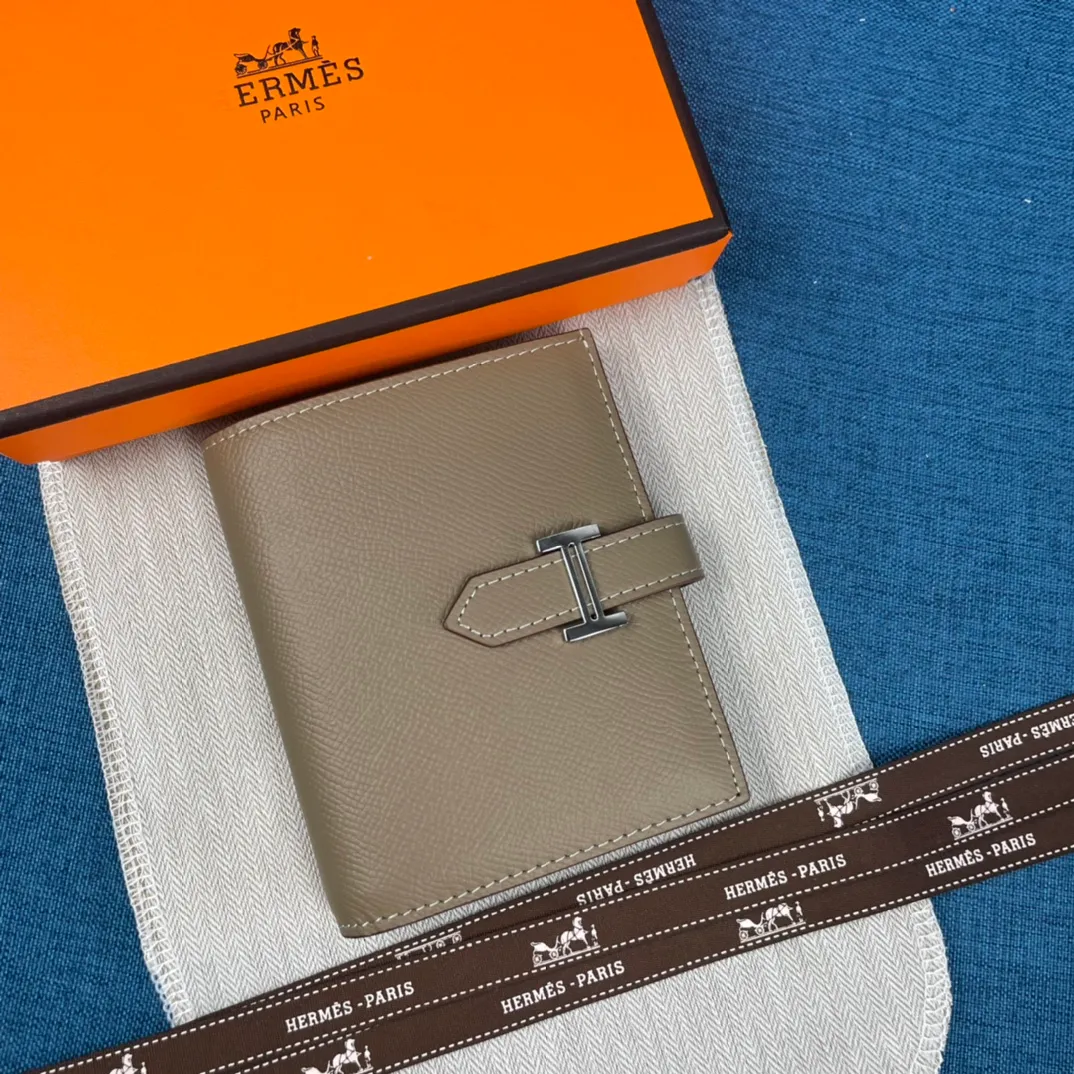 [Hermes original order] p230💰 Hermès new solid color leather pocket vertical wallet 💋Counter copy, original hardware, original OEM code inside 💋Soft feel 🎉Oil edges are straight and smooth, compare with the counter 💋Material: imported palm print cowhide 💋Size: 10*12CM. 💋Model: 5120 palm print
