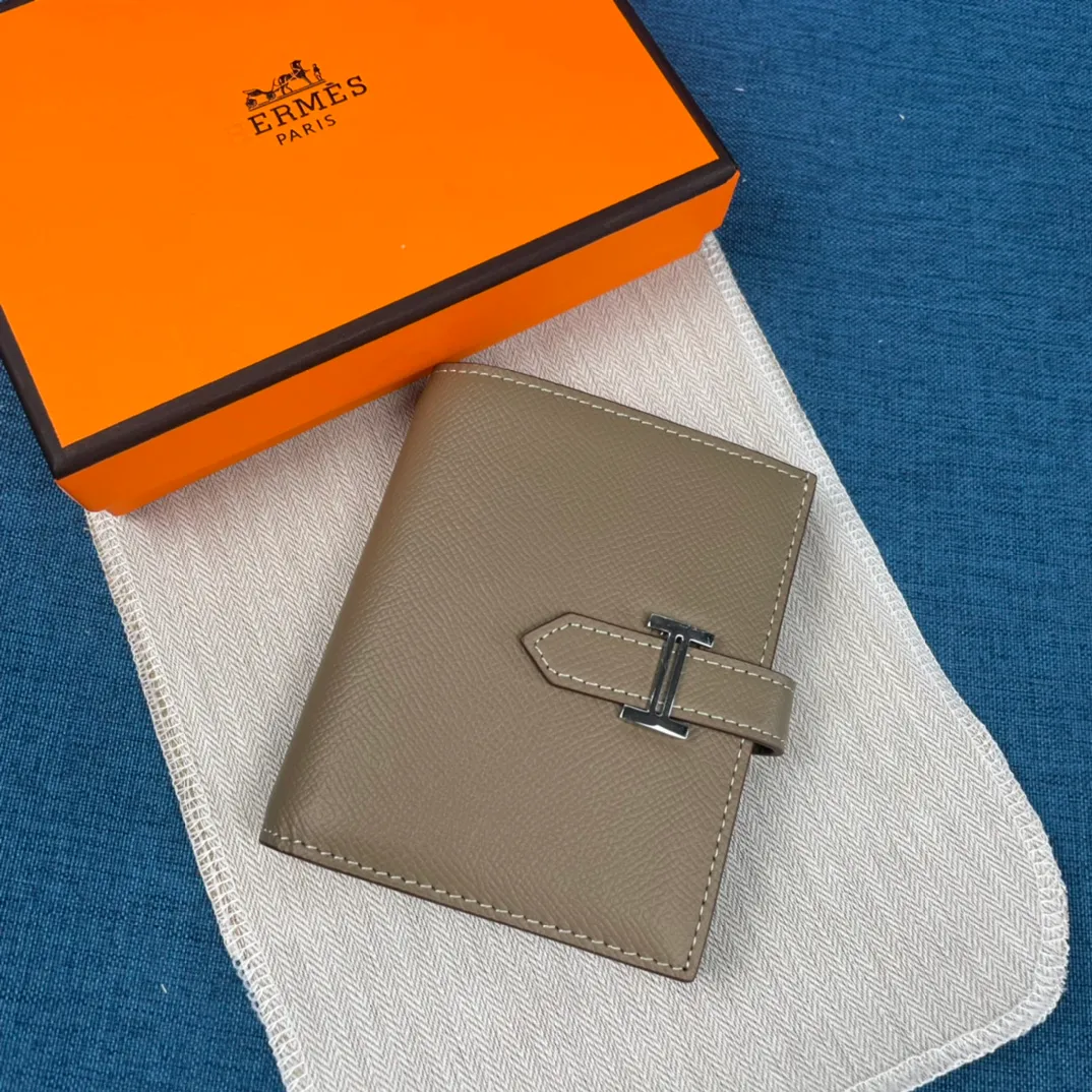[Hermes original order] p230💰 Hermès new solid color leather pocket vertical wallet 💋Counter copy, original hardware, original OEM code inside 💋Soft feel 🎉Oil edges are straight and smooth, compare with the counter 💋Material: imported palm print cowhide 💋Size: 10*12CM. 💋Model: 5120 palm print